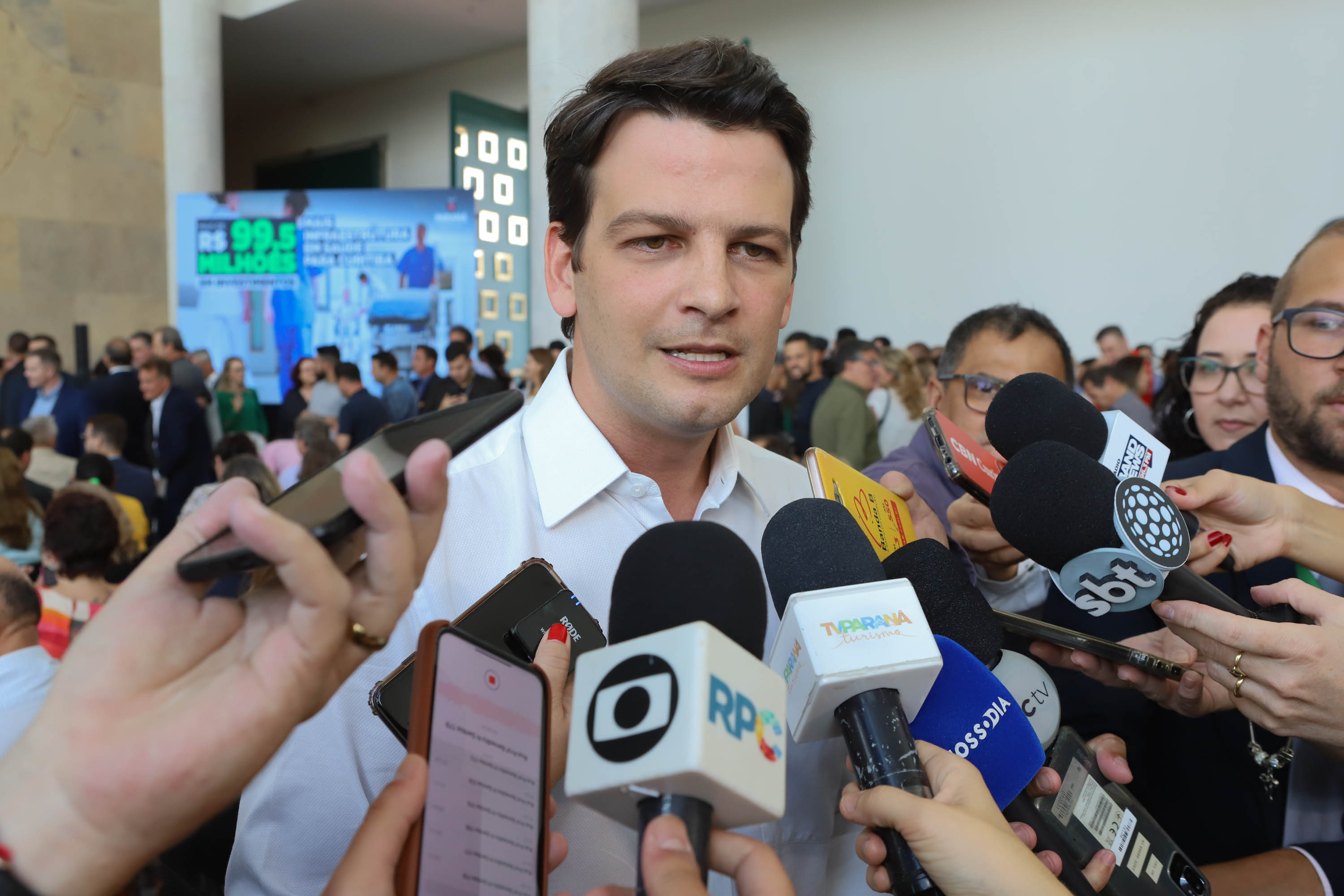 O governador Carlos Massa Ratinho Junior assinou nesta sexta-feira (3) o repasse de R$ 99,5 milhões para investimentos em diversas áreas da saúde do município de Curitiba.