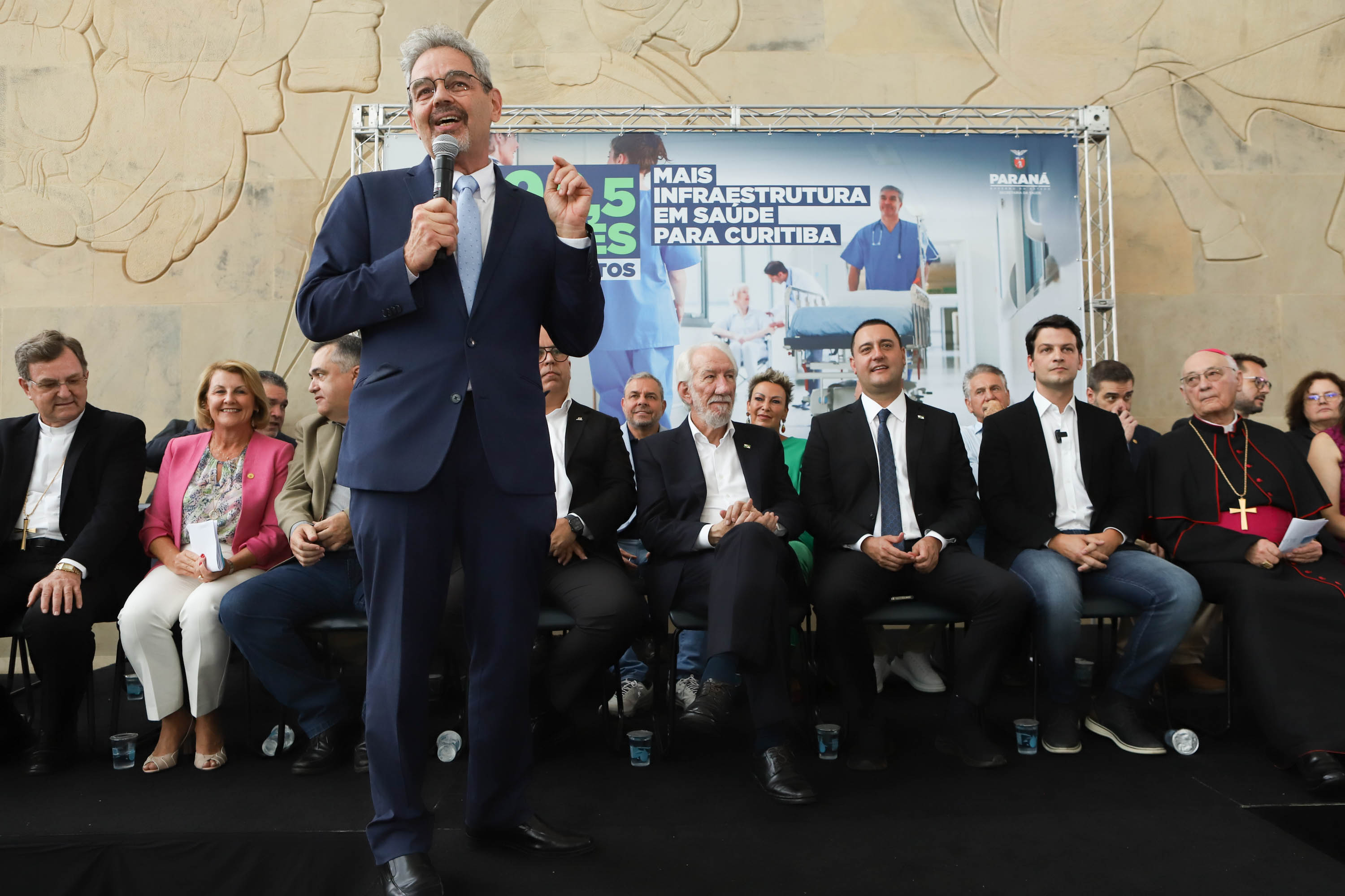 O governador Carlos Massa Ratinho Junior assinou nesta sexta-feira (3) o repasse de R$ 99,5 milhões para investimentos em diversas áreas da saúde do município de Curitiba.