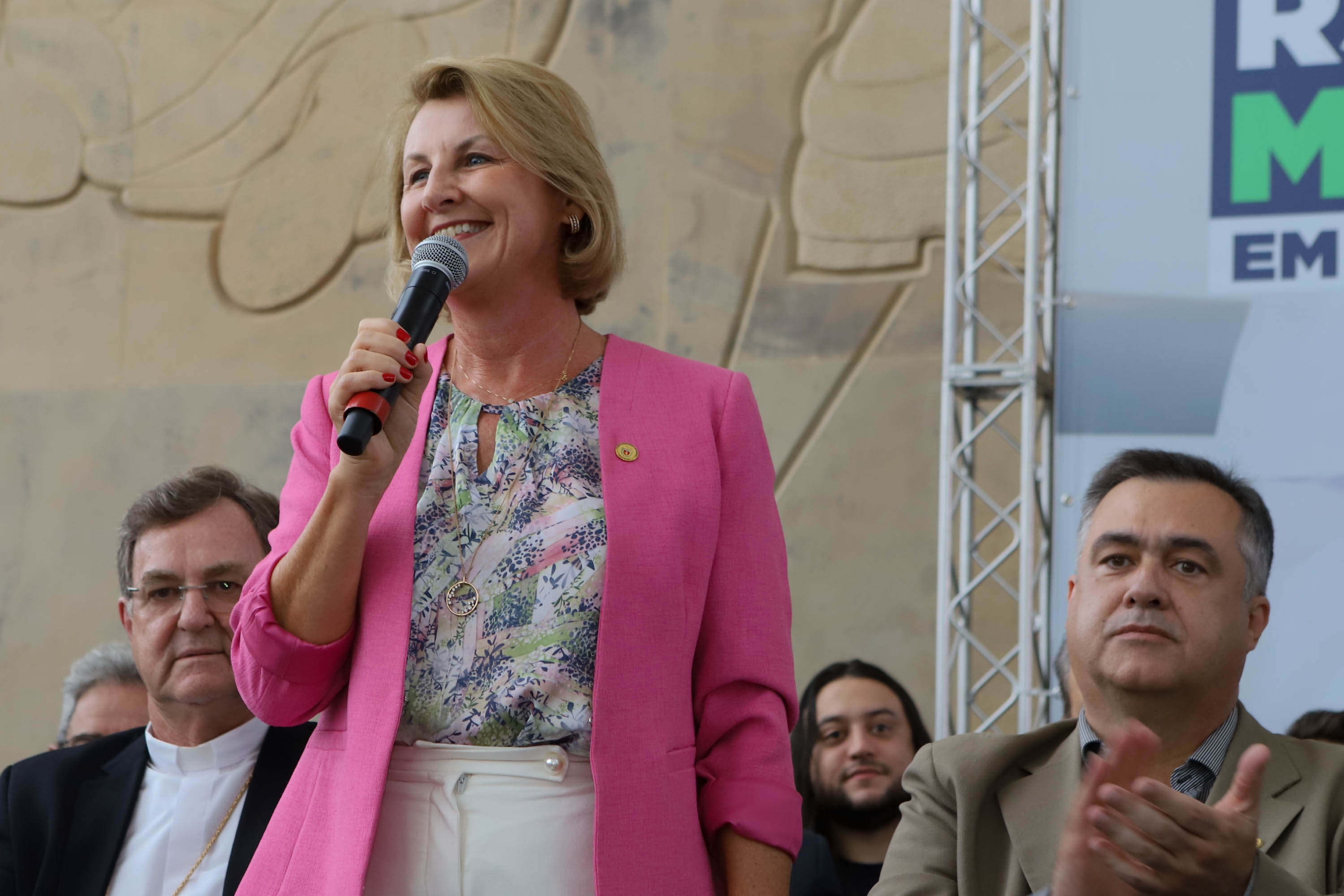 O governador Carlos Massa Ratinho Junior assinou nesta sexta-feira (3) o repasse de R$ 99,5 milhões para investimentos em diversas áreas da saúde do município de Curitiba.