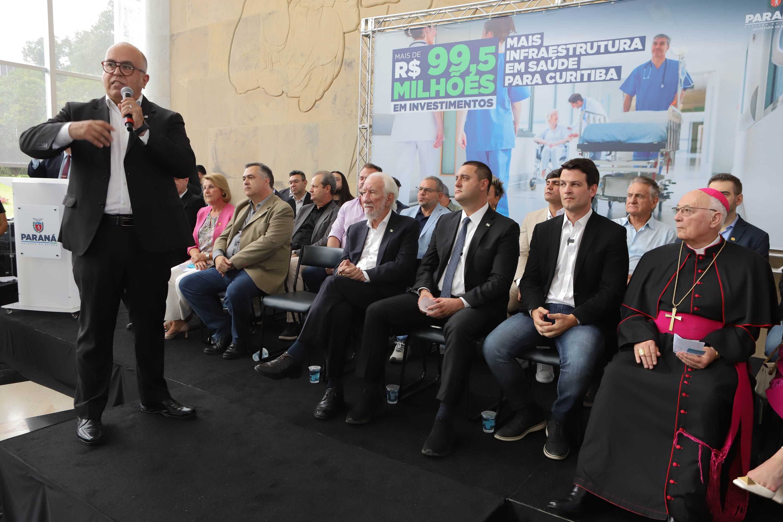 O governador Carlos Massa Ratinho Junior assinou nesta sexta-feira (3) o repasse de R$ 99,5 milhões para investimentos em diversas áreas da saúde do município de Curitiba.