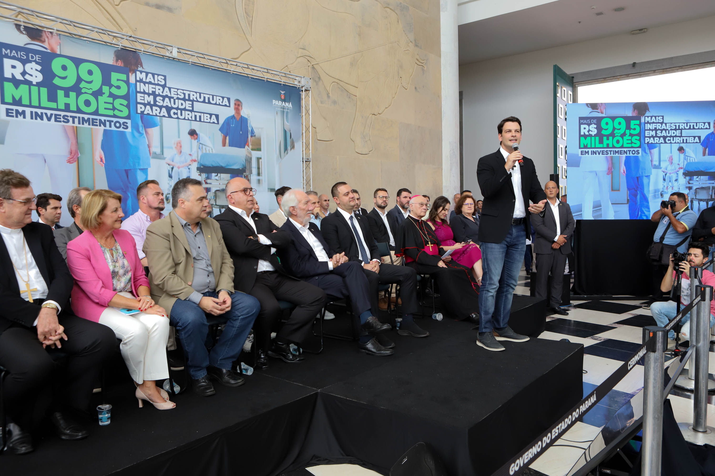 O governador Carlos Massa Ratinho Junior assinou nesta sexta-feira (3) o repasse de R$ 99,5 milhões para investimentos em diversas áreas da saúde do município de Curitiba.