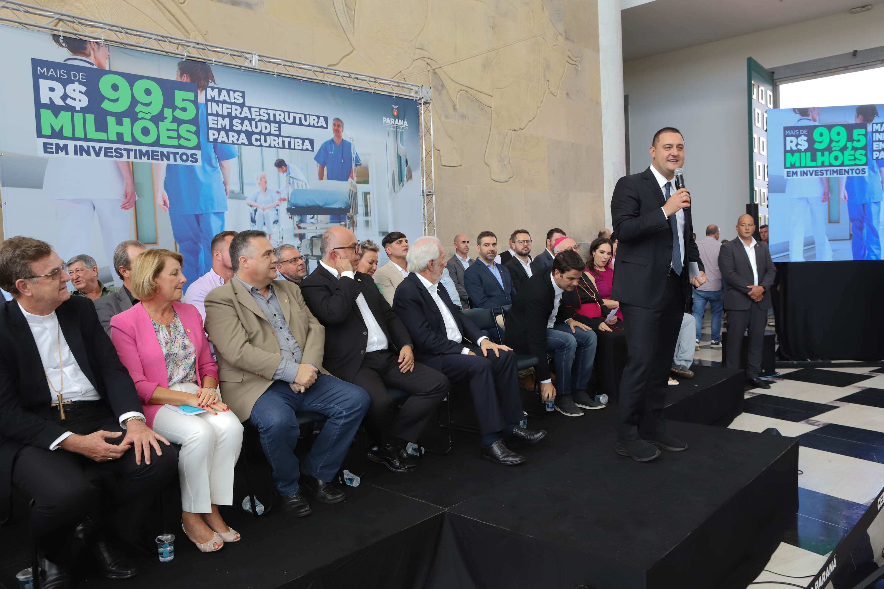 O governador Carlos Massa Ratinho Junior assinou nesta sexta-feira (3) o repasse de R$ 99,5 milhões para investimentos em diversas áreas da saúde do município de Curitiba.