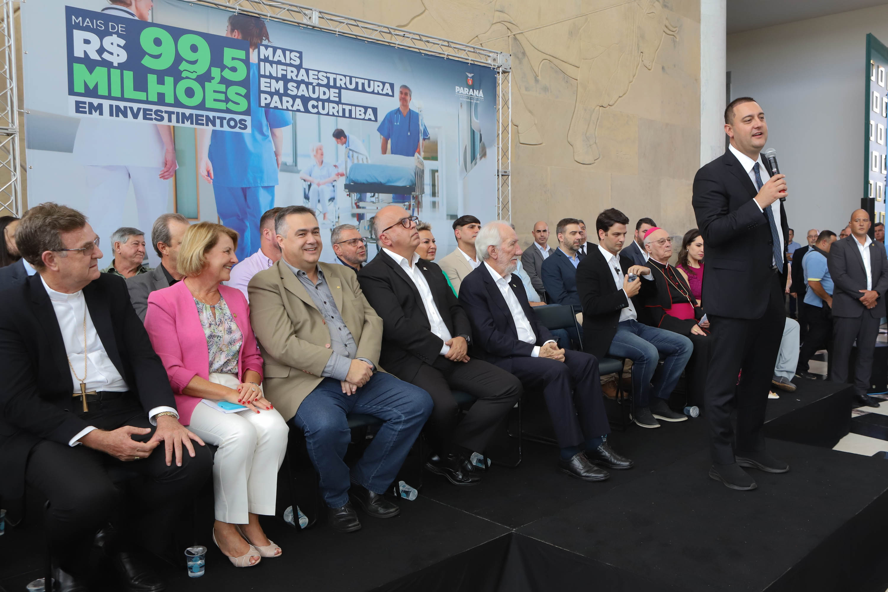 O governador Carlos Massa Ratinho Junior assinou nesta sexta-feira (3) o repasse de R$ 99,5 milhões para investimentos em diversas áreas da saúde do município de Curitiba.