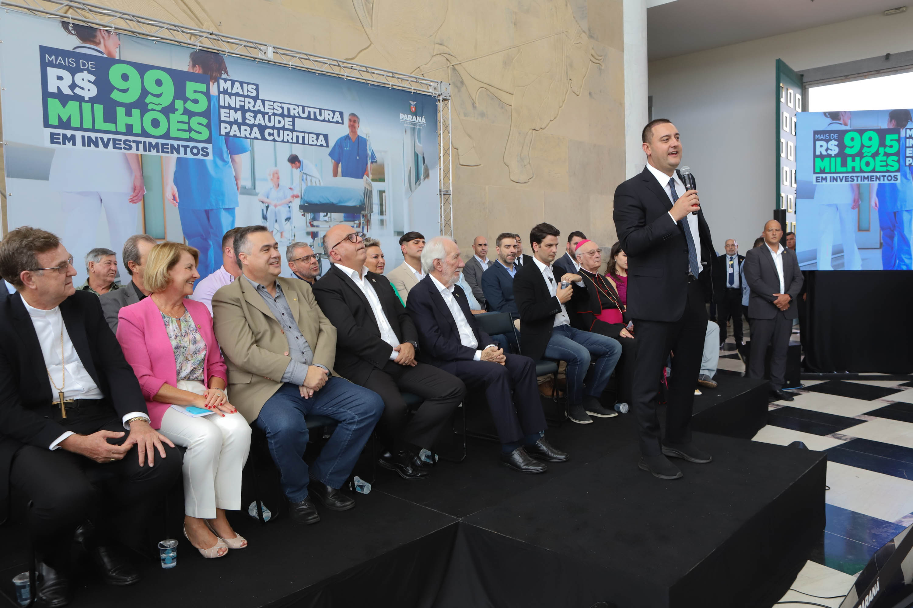 O governador Carlos Massa Ratinho Junior assinou nesta sexta-feira (3) o repasse de R$ 99,5 milhões para investimentos em diversas áreas da saúde do município de Curitiba.