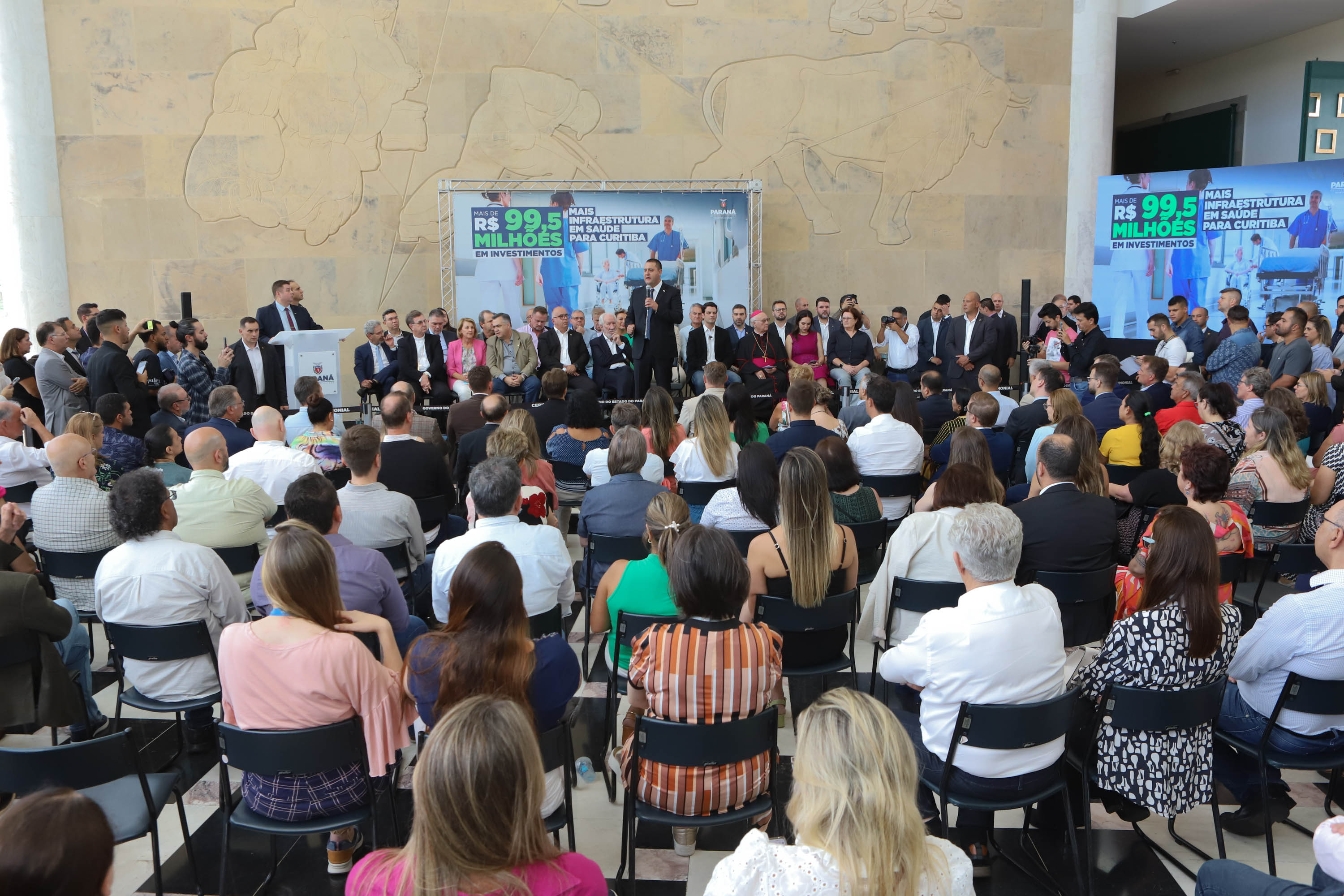 O governador Carlos Massa Ratinho Junior assinou nesta sexta-feira (3) o repasse de R$ 99,5 milhões para investimentos em diversas áreas da saúde do município de Curitiba.