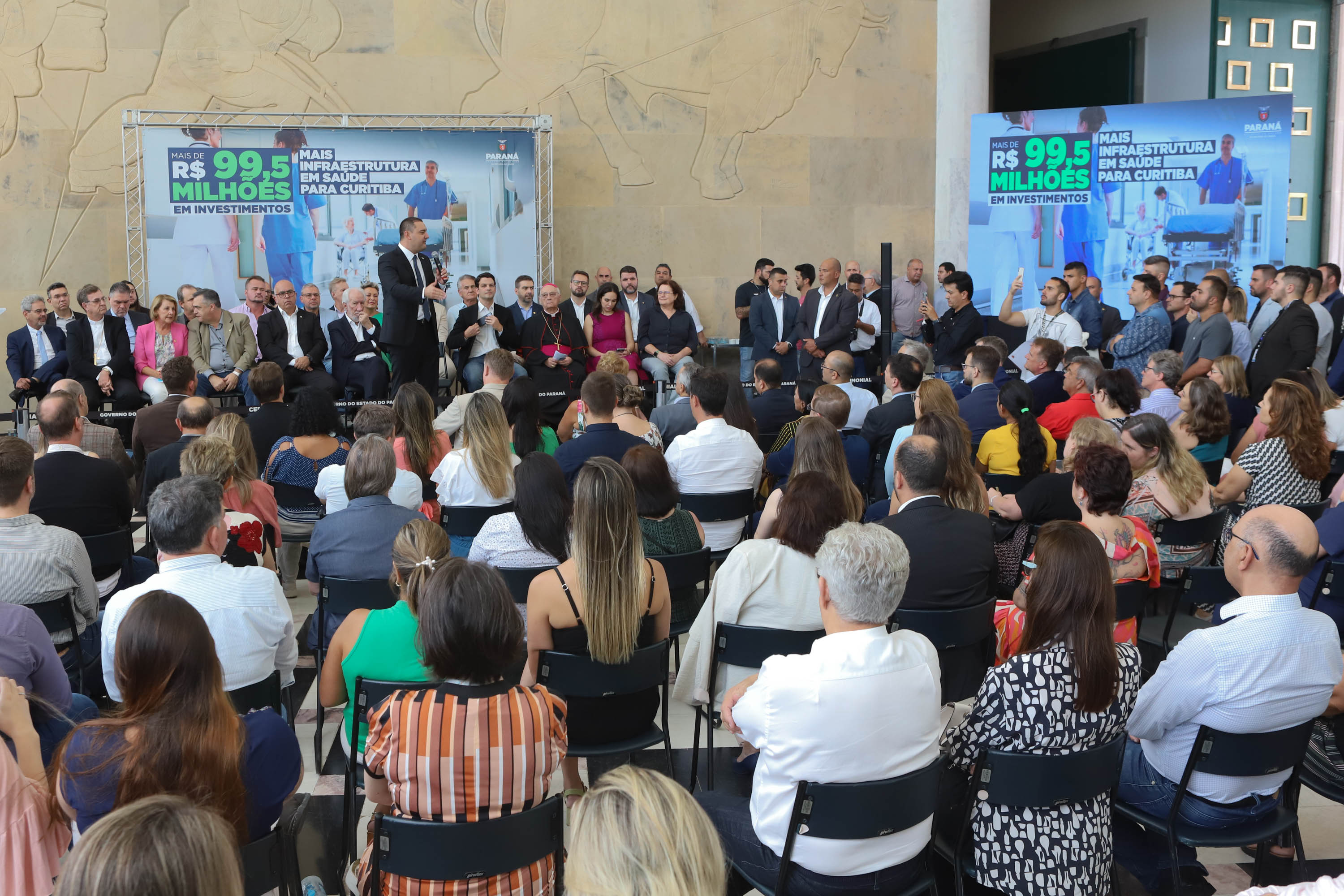 O governador Carlos Massa Ratinho Junior assinou nesta sexta-feira (3) o repasse de R$ 99,5 milhões para investimentos em diversas áreas da saúde do município de Curitiba.