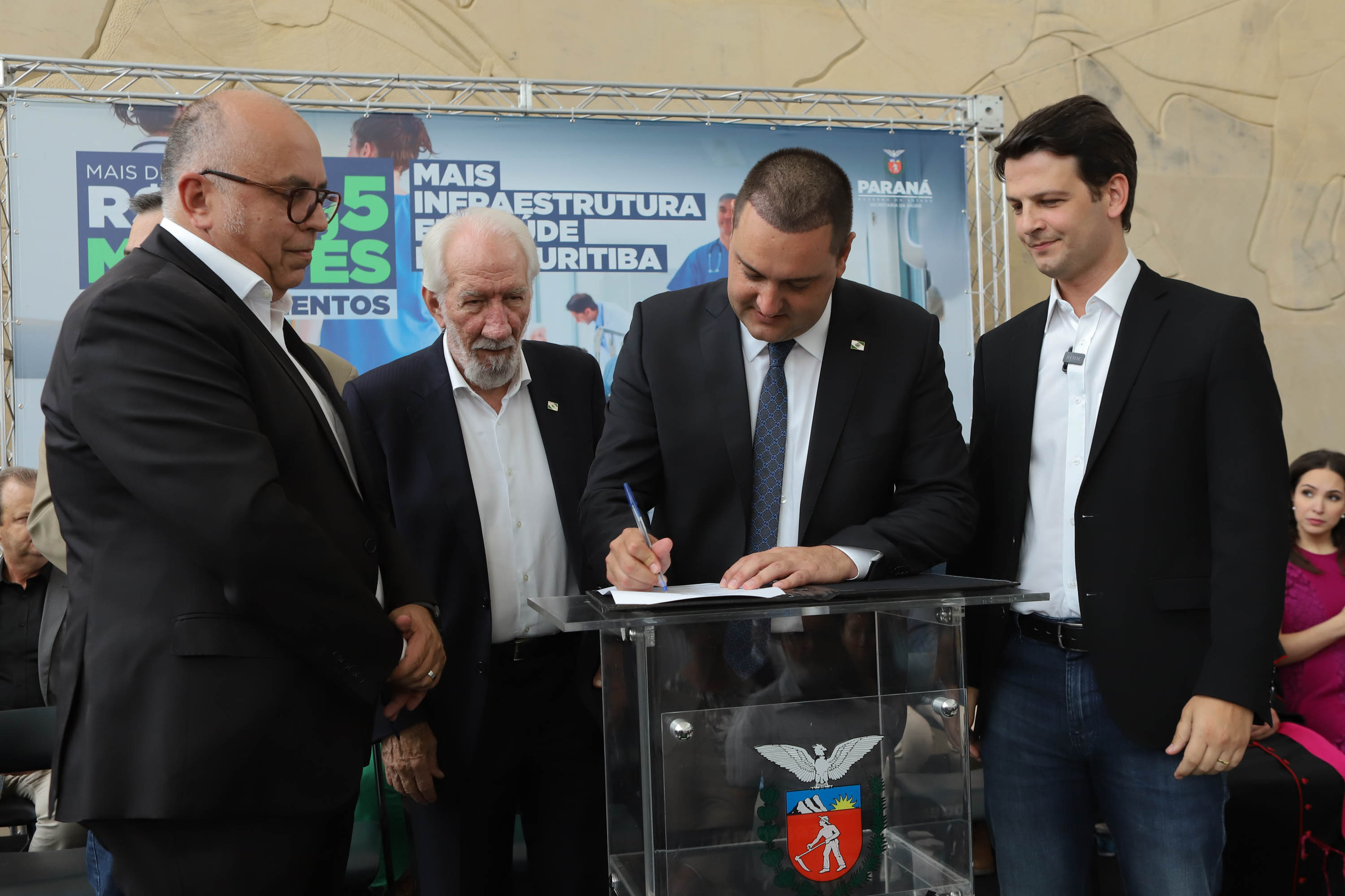 O governador Carlos Massa Ratinho Junior assinou nesta sexta-feira (3) o repasse de R$ 99,5 milhões para investimentos em diversas áreas da saúde do município de Curitiba.