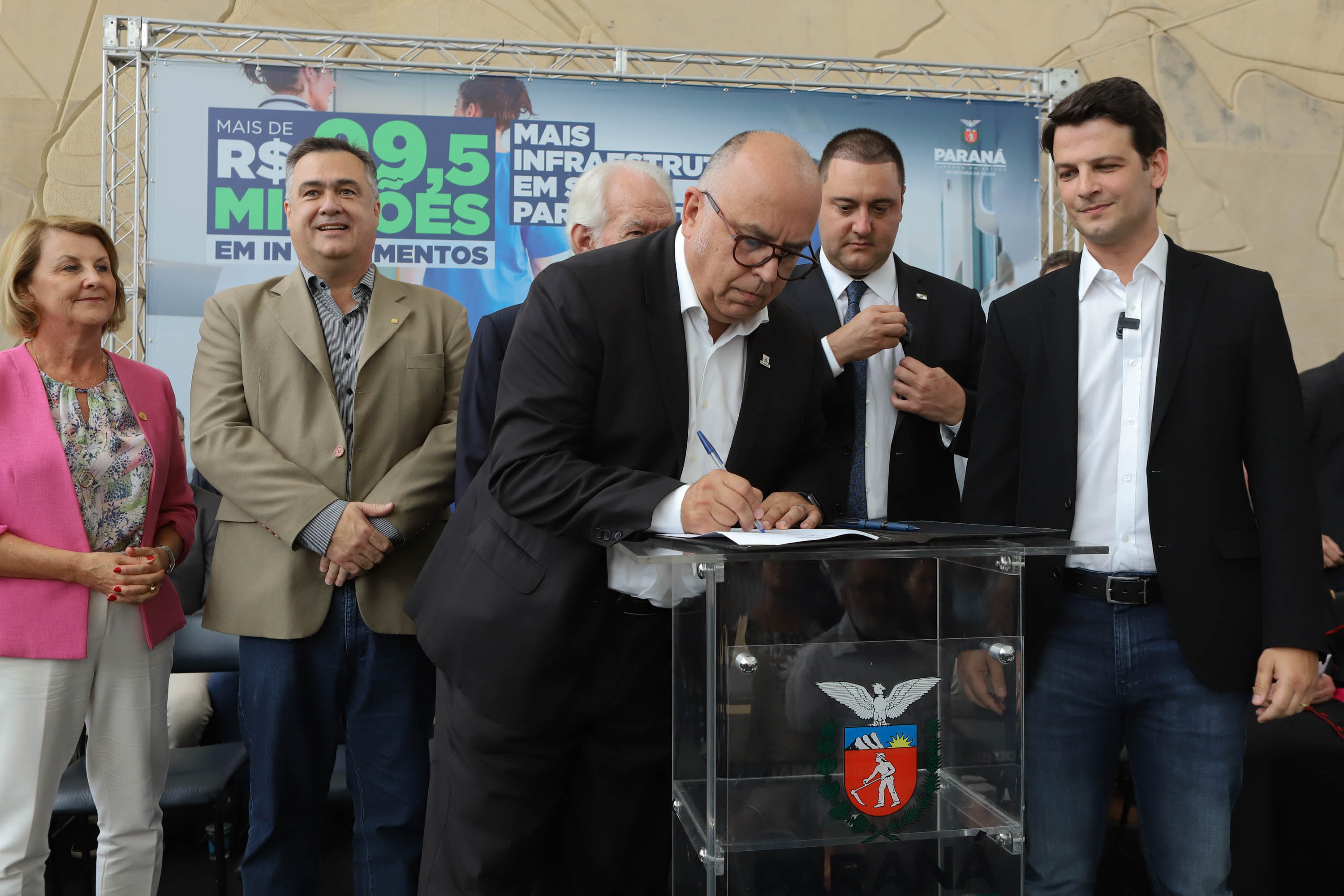 O governador Carlos Massa Ratinho Junior assinou nesta sexta-feira (3) o repasse de R$ 99,5 milhões para investimentos em diversas áreas da saúde do município de Curitiba.