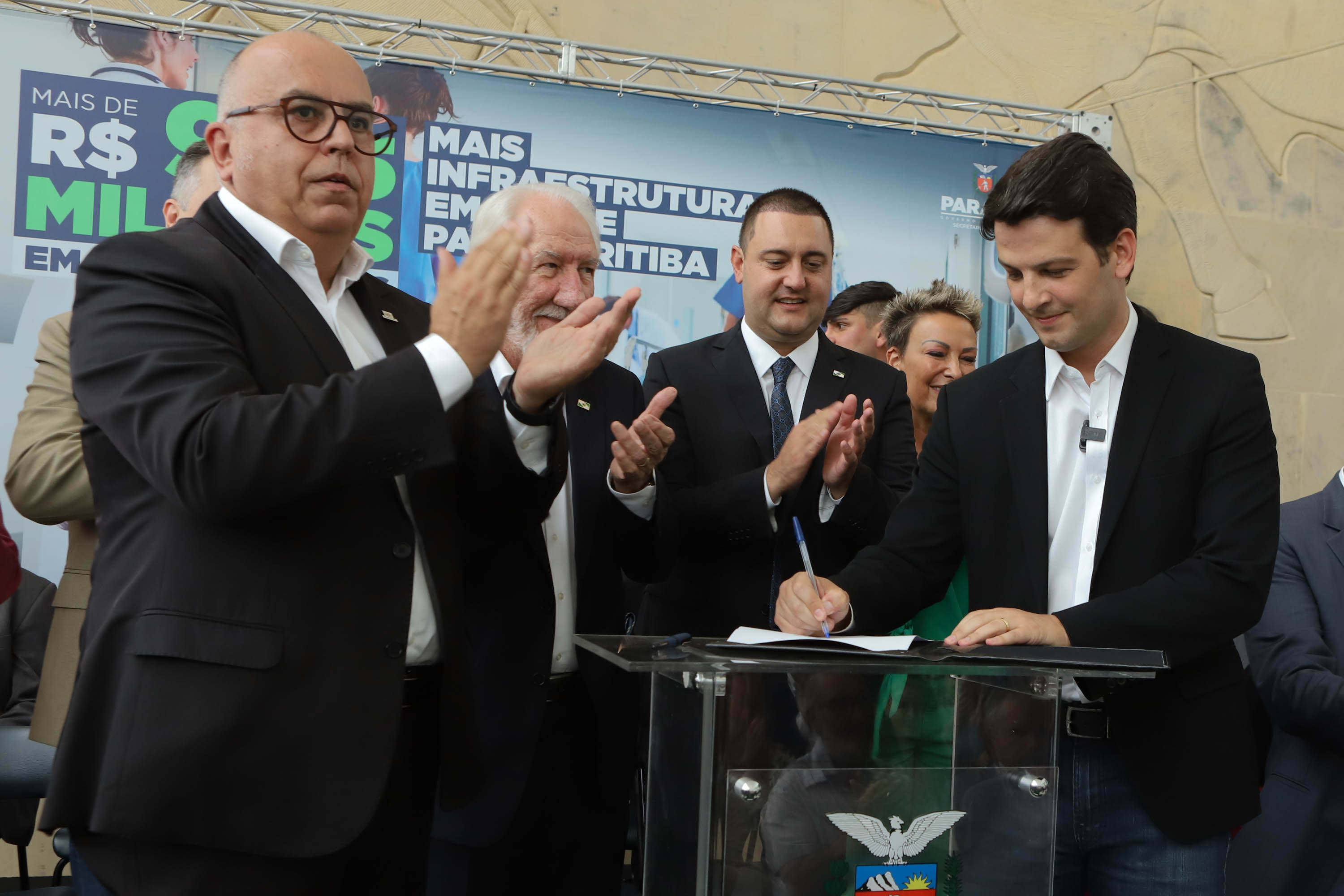 O governador Carlos Massa Ratinho Junior assinou nesta sexta-feira (3) o repasse de R$ 99,5 milhões para investimentos em diversas áreas da saúde do município de Curitiba.