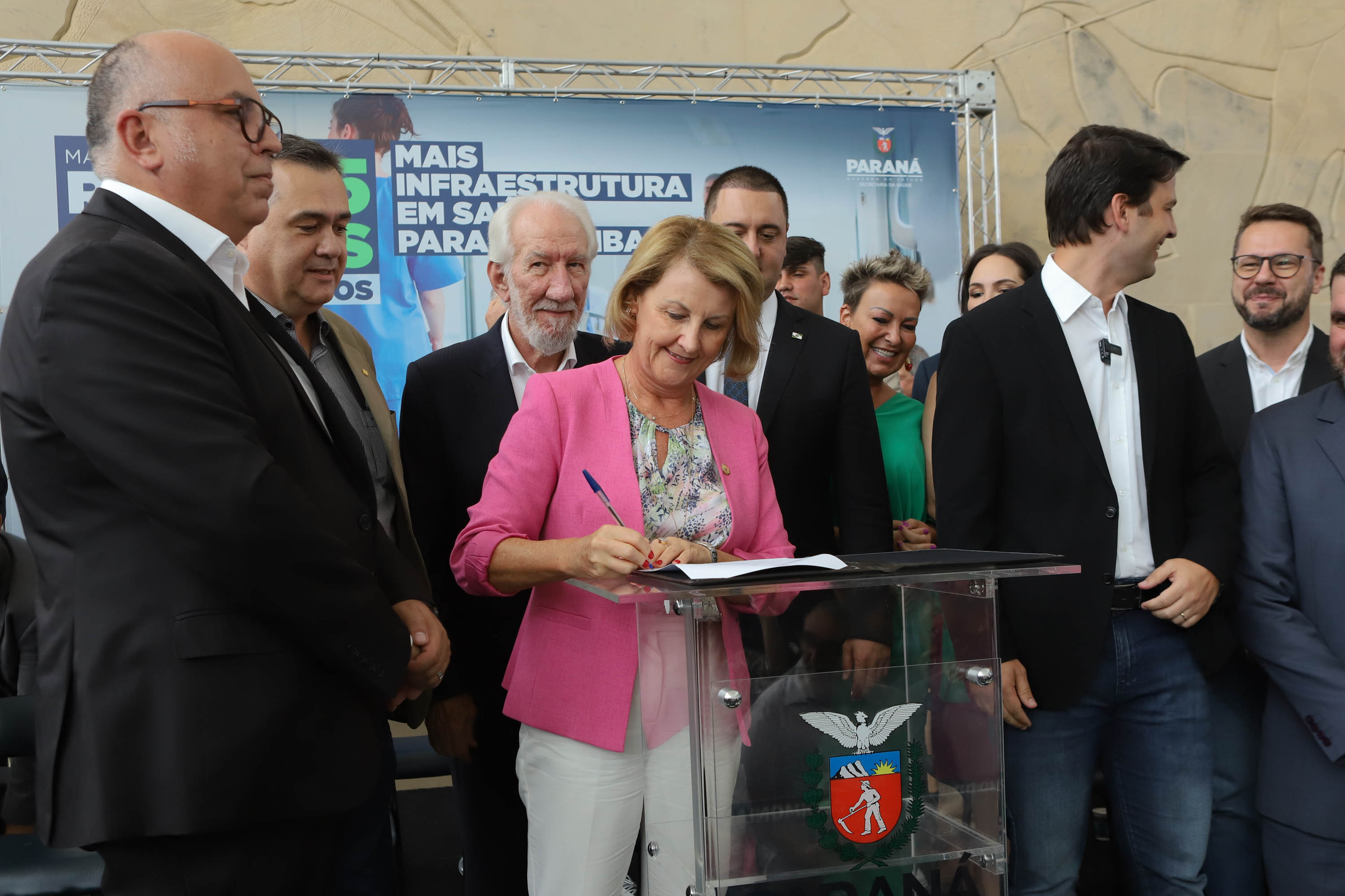 O governador Carlos Massa Ratinho Junior assinou nesta sexta-feira (3) o repasse de R$ 99,5 milhões para investimentos em diversas áreas da saúde do município de Curitiba.