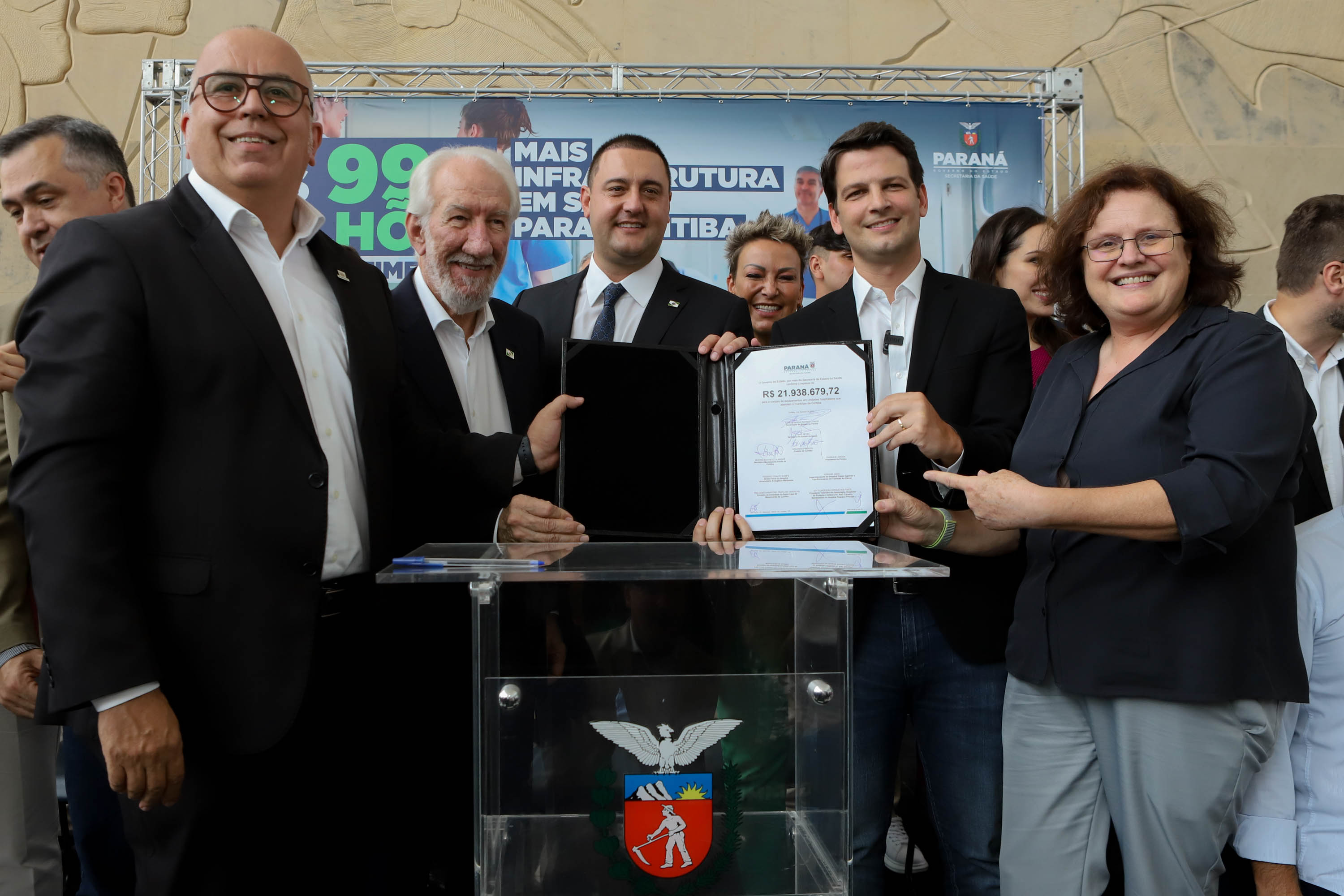 O governador Carlos Massa Ratinho Junior assinou nesta sexta-feira (3) o repasse de R$ 99,5 milhões para investimentos em diversas áreas da saúde do município de Curitiba.
