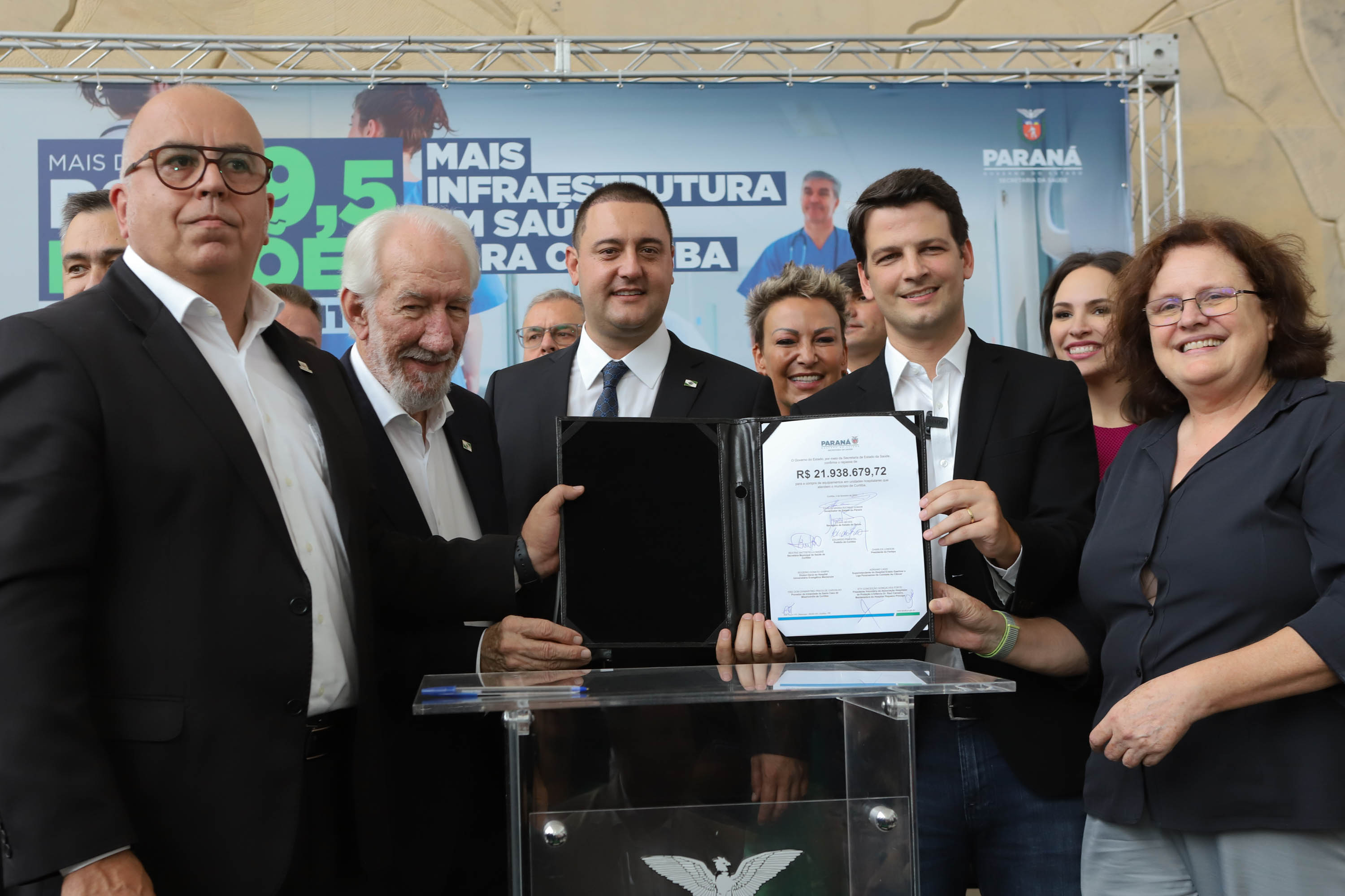 O governador Carlos Massa Ratinho Junior assinou nesta sexta-feira (3) o repasse de R$ 99,5 milhões para investimentos em diversas áreas da saúde do município de Curitiba.