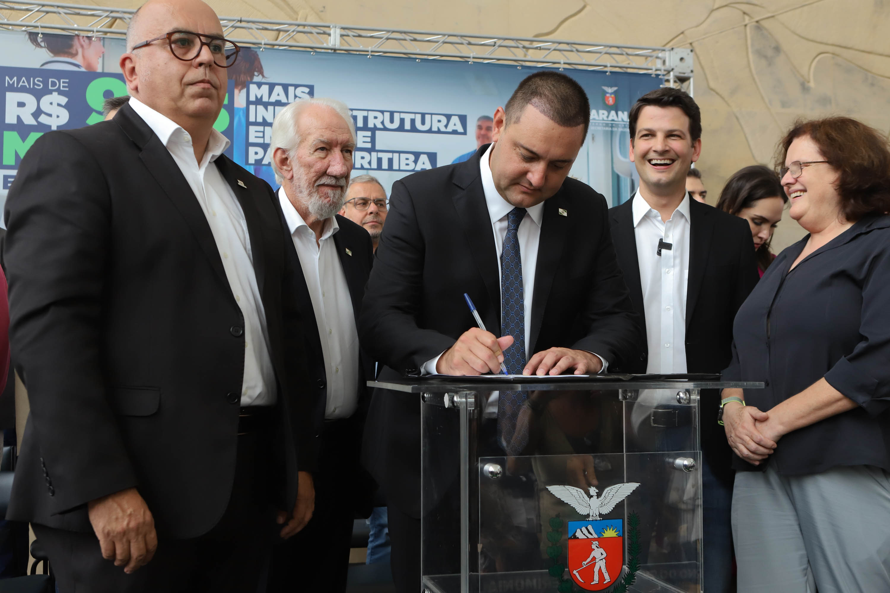 O governador Carlos Massa Ratinho Junior assinou nesta sexta-feira (3) o repasse de R$ 99,5 milhões para investimentos em diversas áreas da saúde do município de Curitiba.