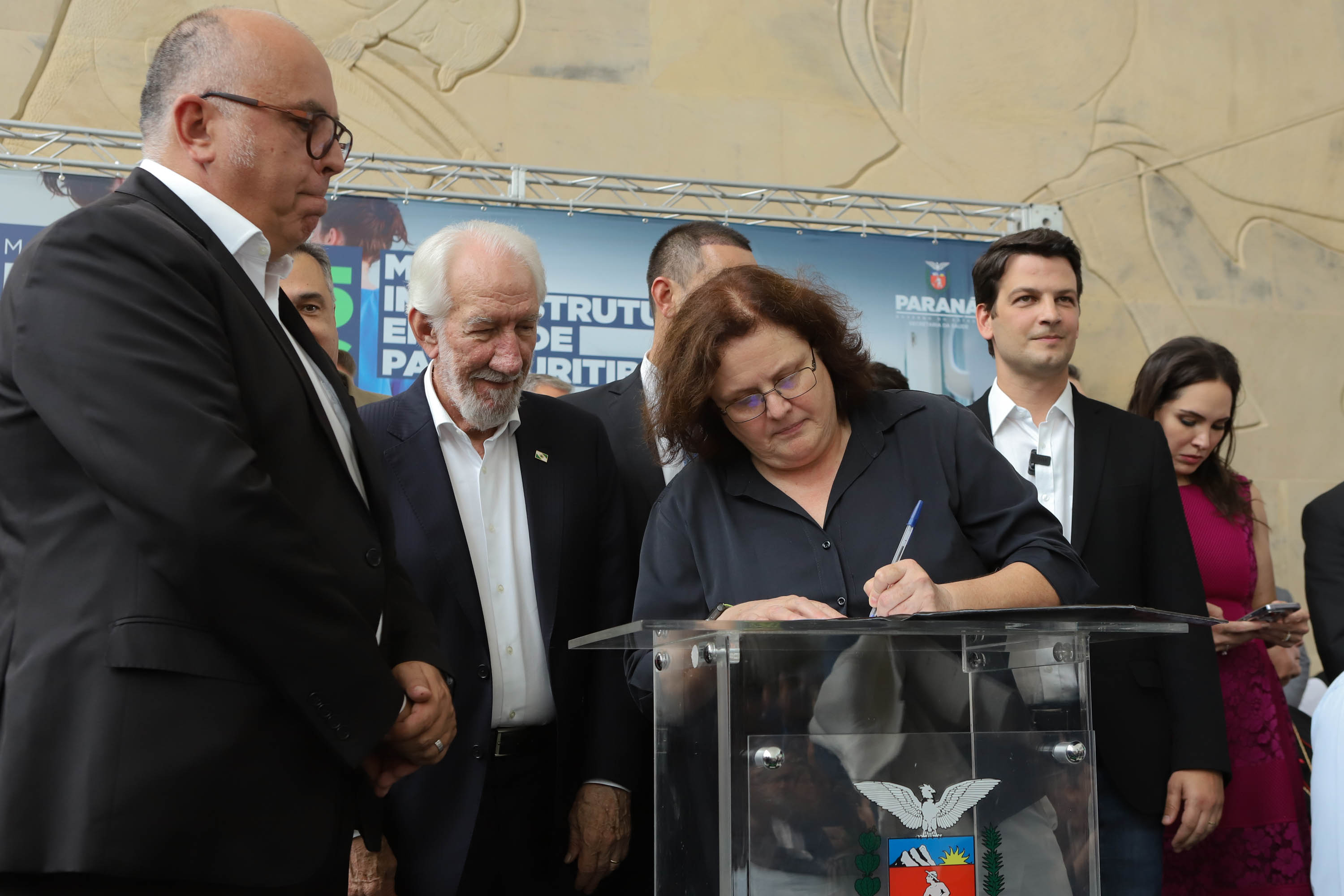 O governador Carlos Massa Ratinho Junior assinou nesta sexta-feira (3) o repasse de R$ 99,5 milhões para investimentos em diversas áreas da saúde do município de Curitiba.