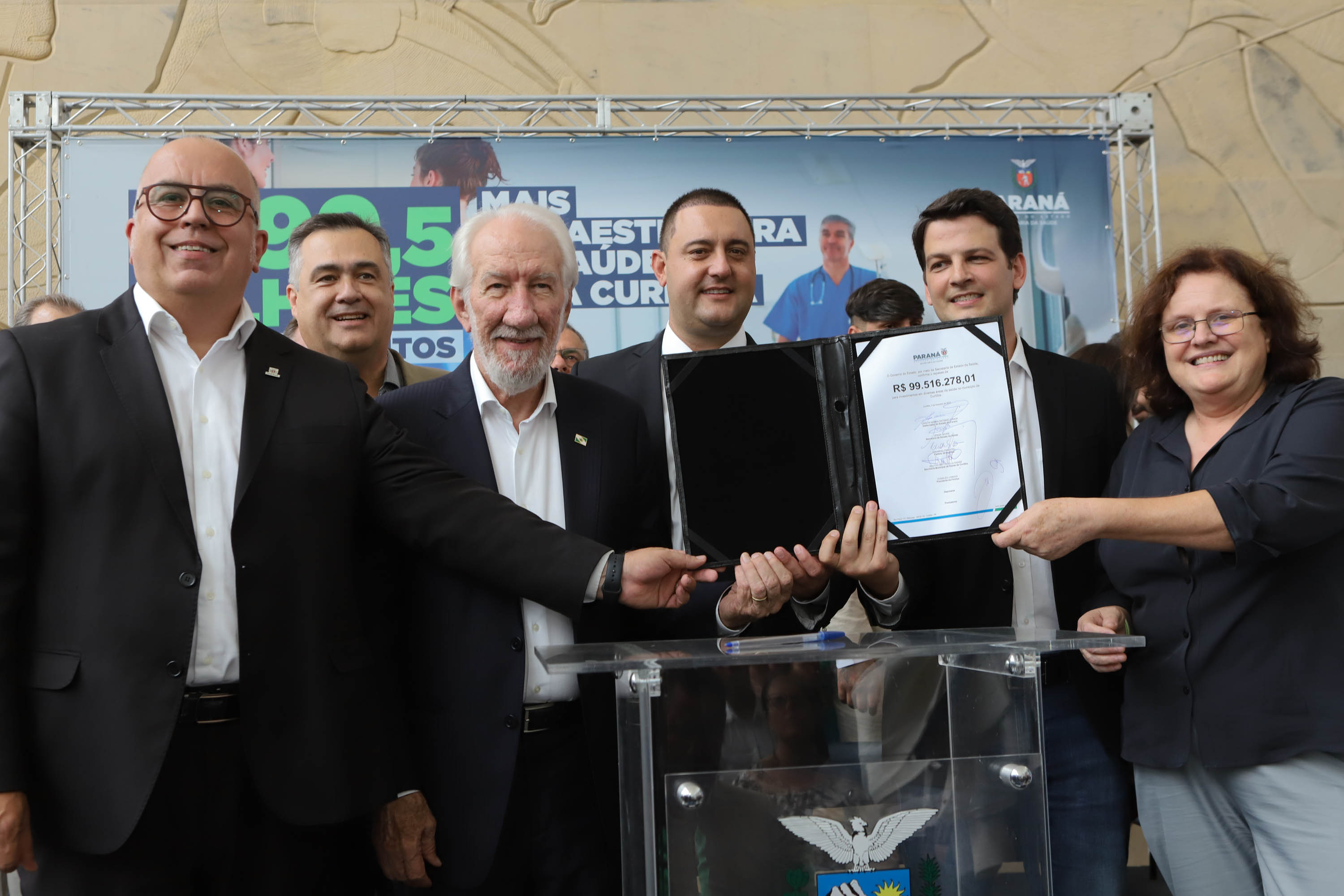 O governador Carlos Massa Ratinho Junior assinou nesta sexta-feira (3) o repasse de R$ 99,5 milhões para investimentos em diversas áreas da saúde do município de Curitiba.