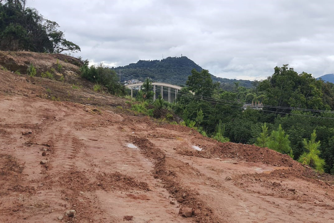 Contenção de rochas em União da Vitória avança com chegada de maquinário
