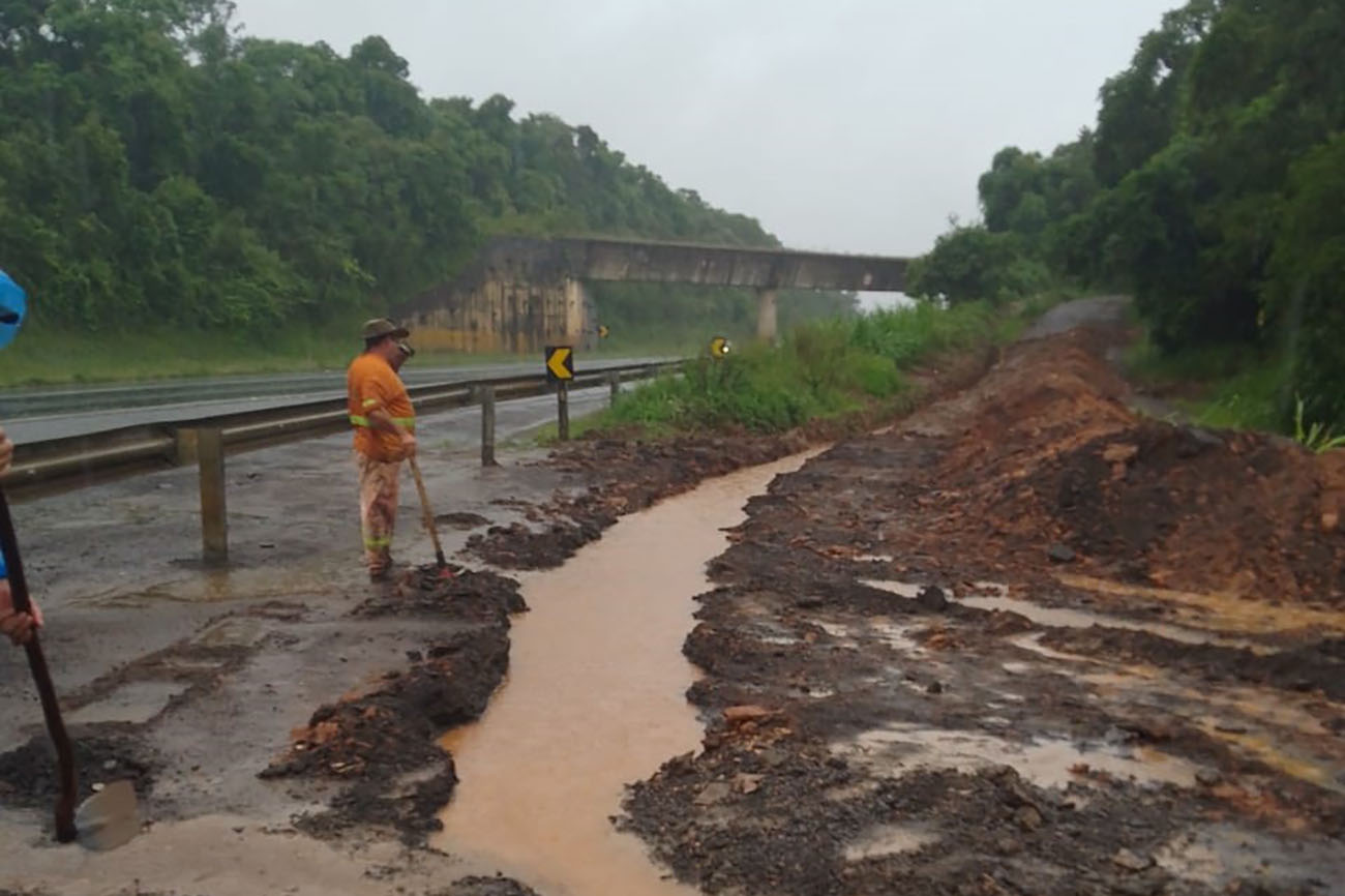 DER/PR recupera rapidamente quedas de barreiras em rodovia nos Campos Gerais