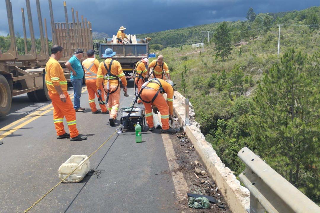 DER/PR recupera rapidamente quedas de barreiras em rodovia nos Campos Gerais