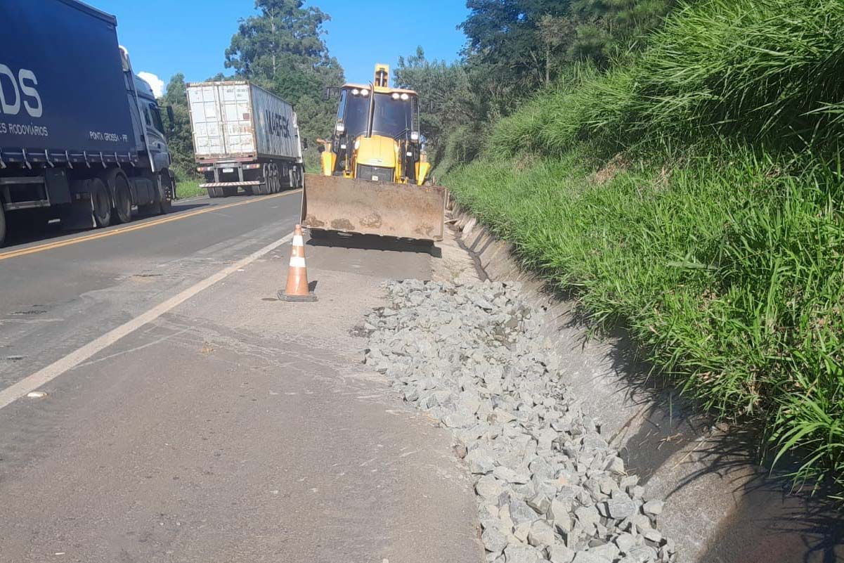 DER/PR recupera rapidamente quedas de barreiras em rodovia nos Campos Gerais