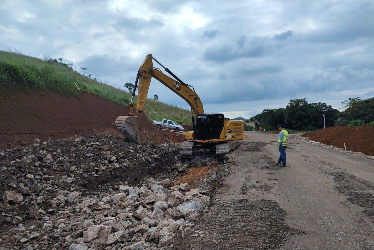DER/PR recupera rapidamente quedas de barreiras em rodovia nos Campos Gerais