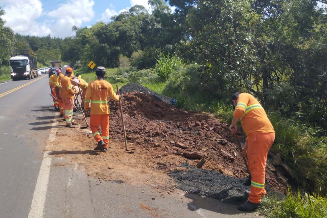 DER/PR recupera rapidamente quedas de barreiras em rodovia nos Campos Gerais