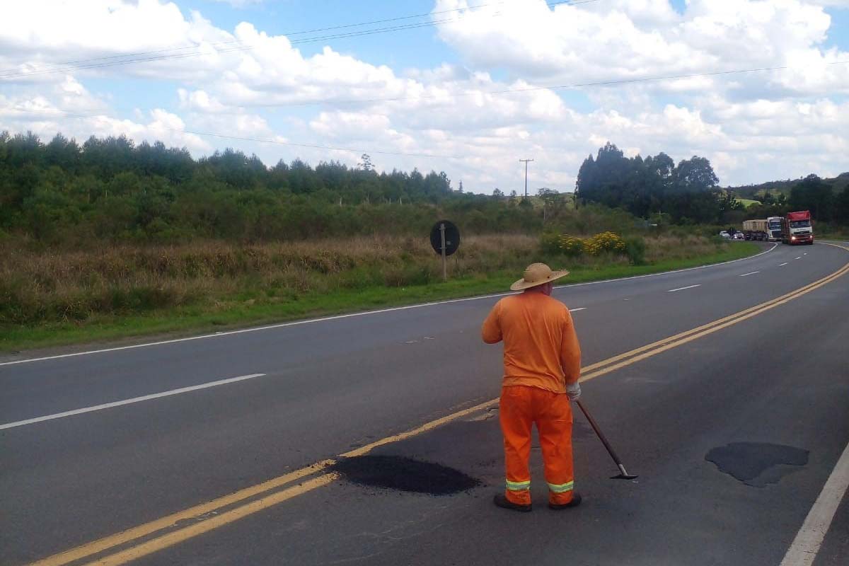 DER/PR recupera rapidamente quedas de barreiras em rodovia nos Campos Gerais