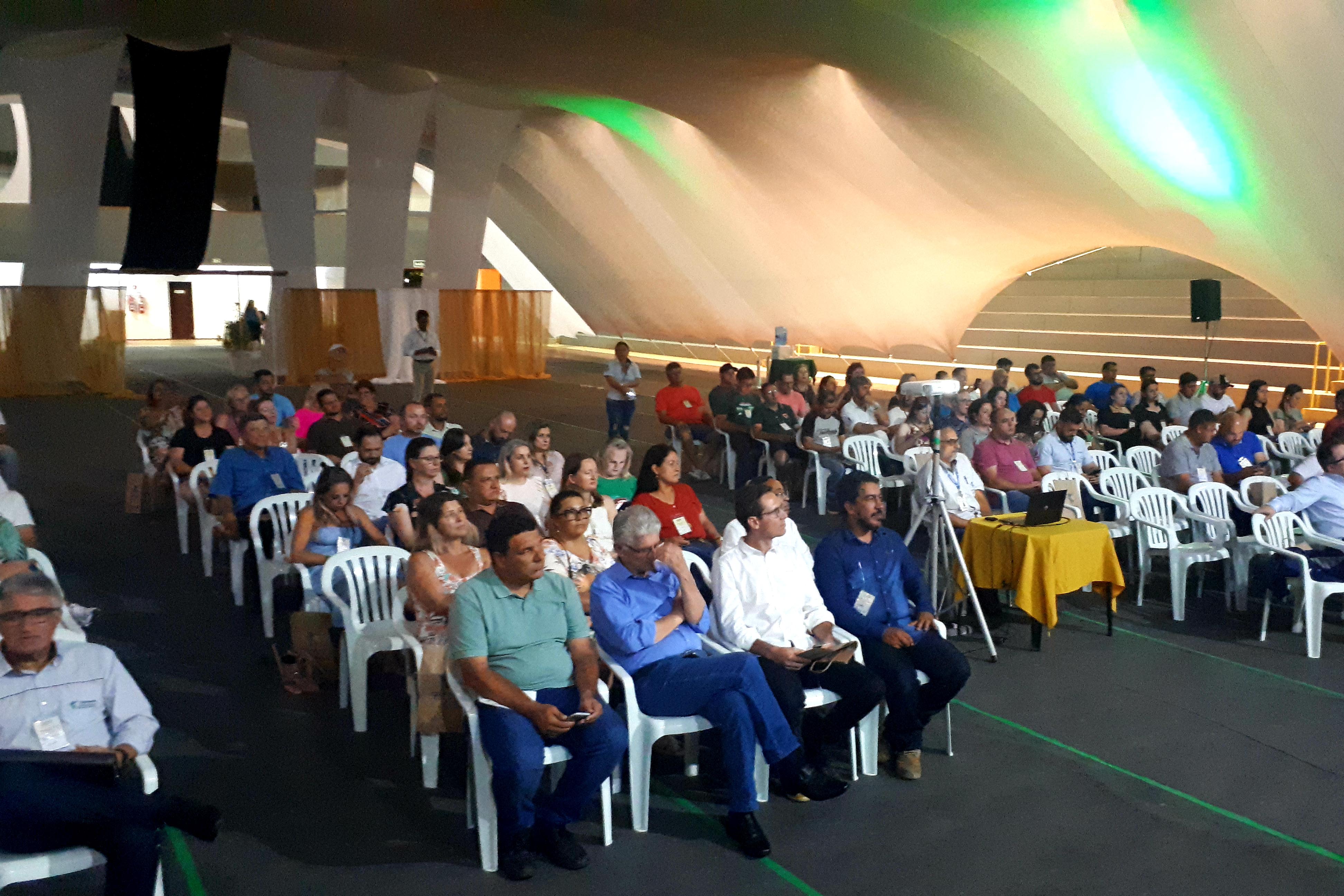 4º Encontro de Organizadores de Caminhadas da Natureza, iniciado nesta segunda-feira (27) e que se estende até quarta (29), em Pontal do Paraná