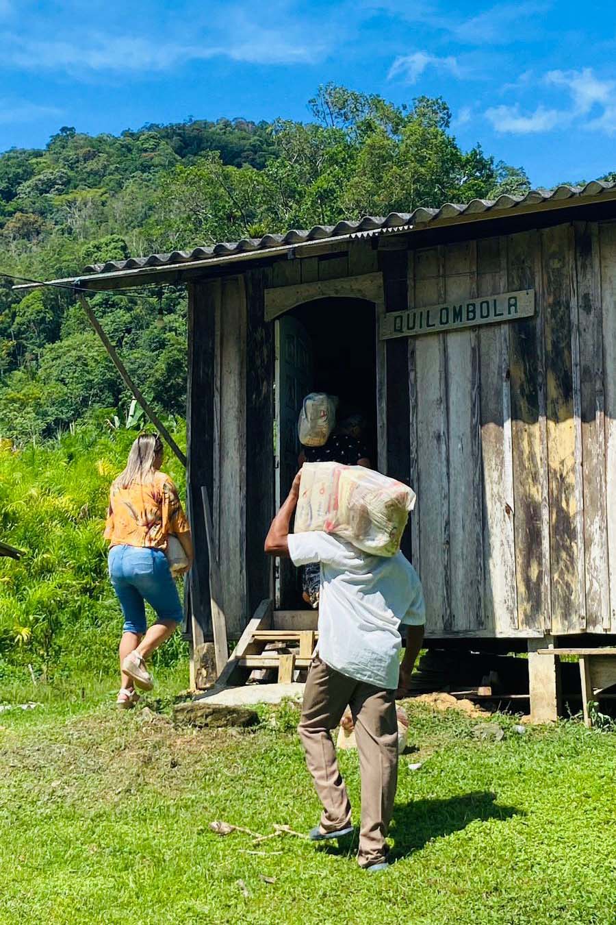 Entrega de cestas para quilombas