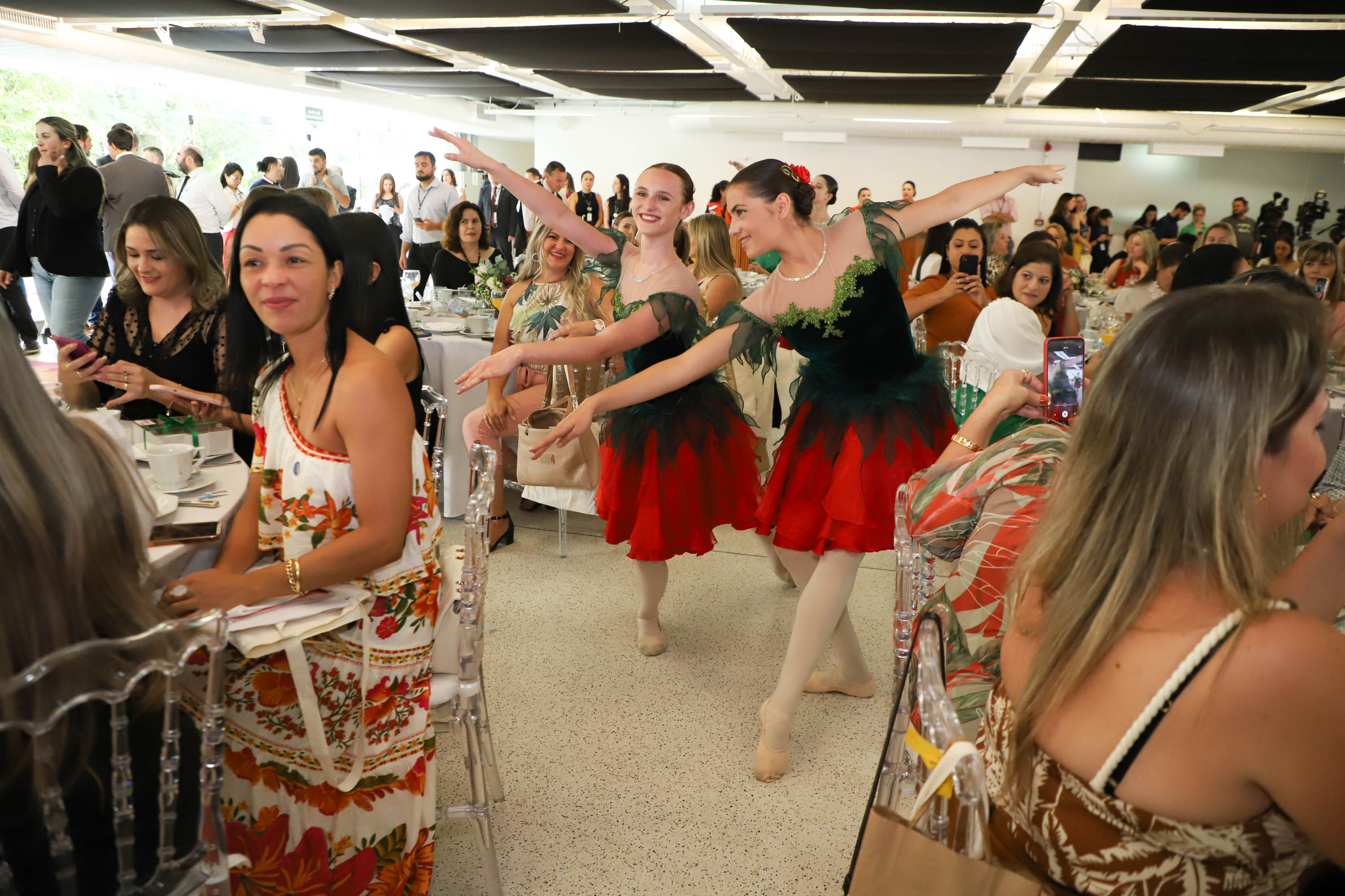 A primeira-dama do Paraná, Luciana Saito Massa, presidiu nesta terça-feira (21) o II Encontro das Primeiras-Damas do Paraná — A Força da Mulher Paranaense, no Museu Oscar Niemeyer, em Curitiba.