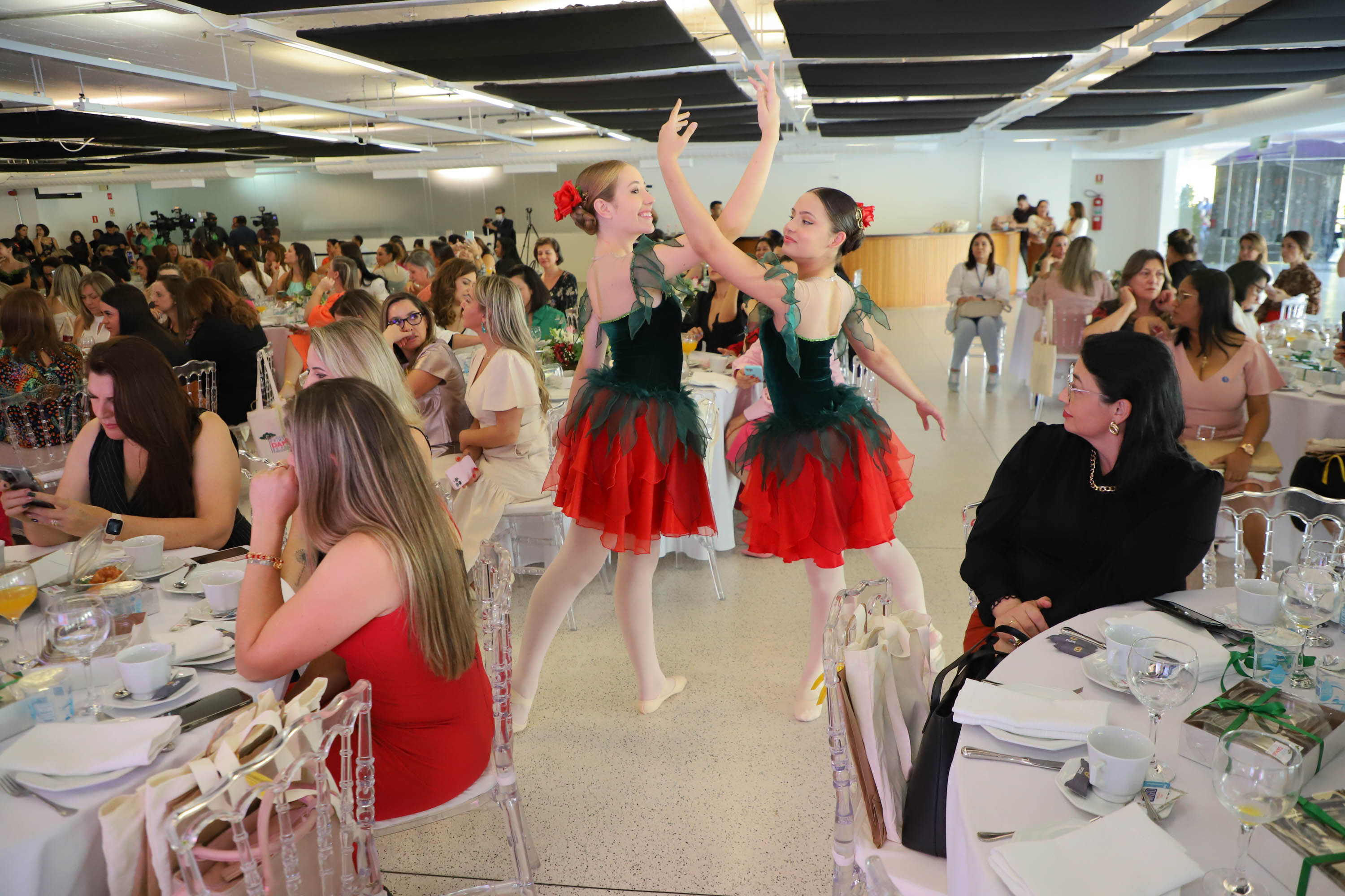 A primeira-dama do Paraná, Luciana Saito Massa, presidiu nesta terça-feira (21) o II Encontro das Primeiras-Damas do Paraná — A Força da Mulher Paranaense, no Museu Oscar Niemeyer, em Curitiba.