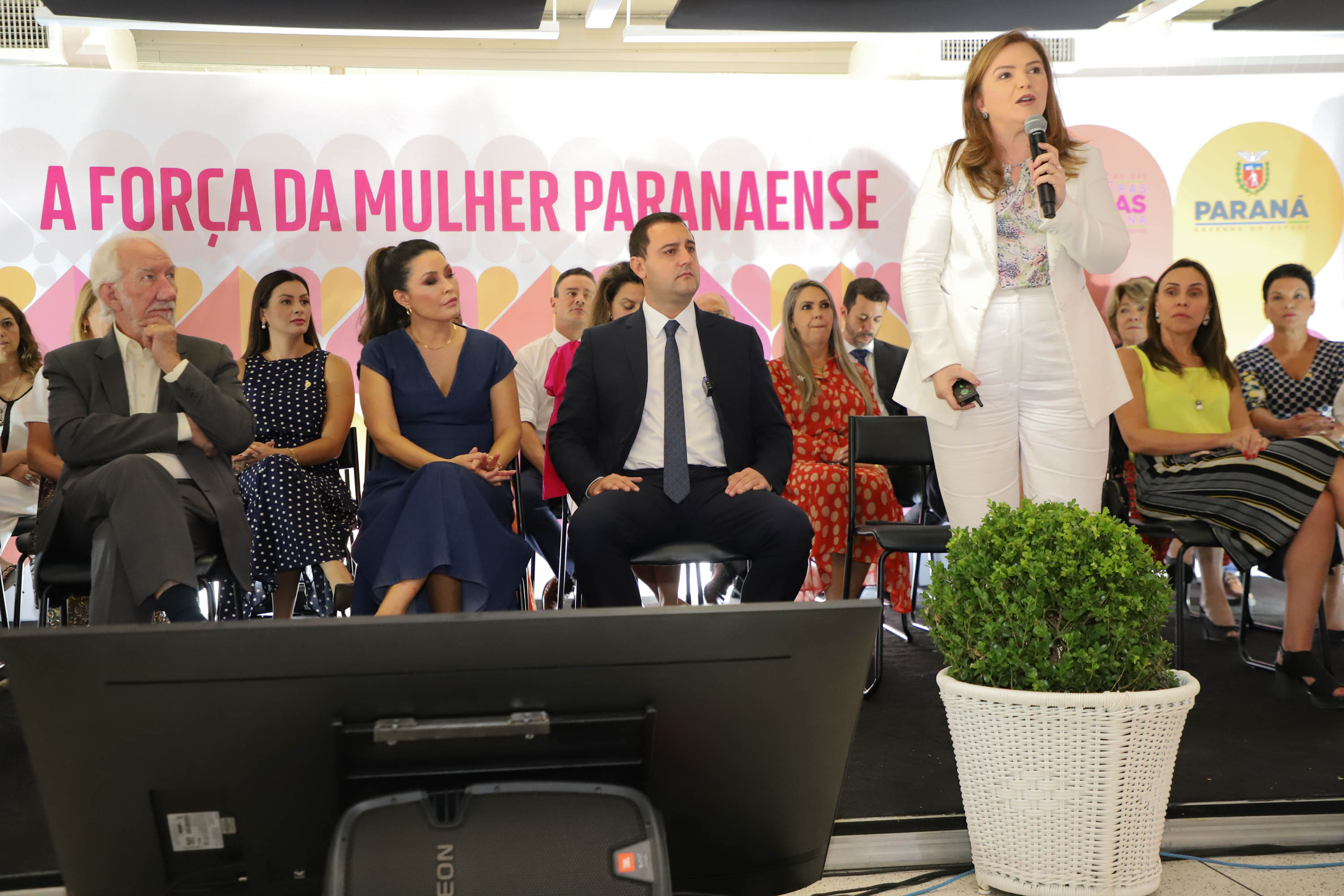 A primeira-dama do Paraná, Luciana Saito Massa, presidiu nesta terça-feira (21) o II Encontro das Primeiras-Damas do Paraná — A Força da Mulher Paranaense, no Museu Oscar Niemeyer, em Curitiba.
