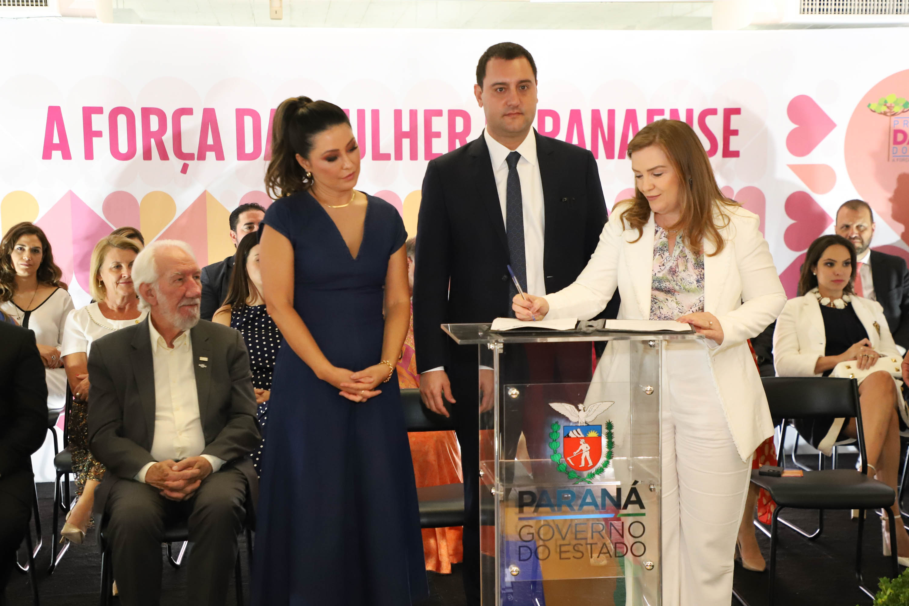 O governador Carlos Massa Ratinho Junior sancionou nesta terça-feira (21) a criação do Fundo Estadual dos Direitos da Mulher (FEDIM/PR).