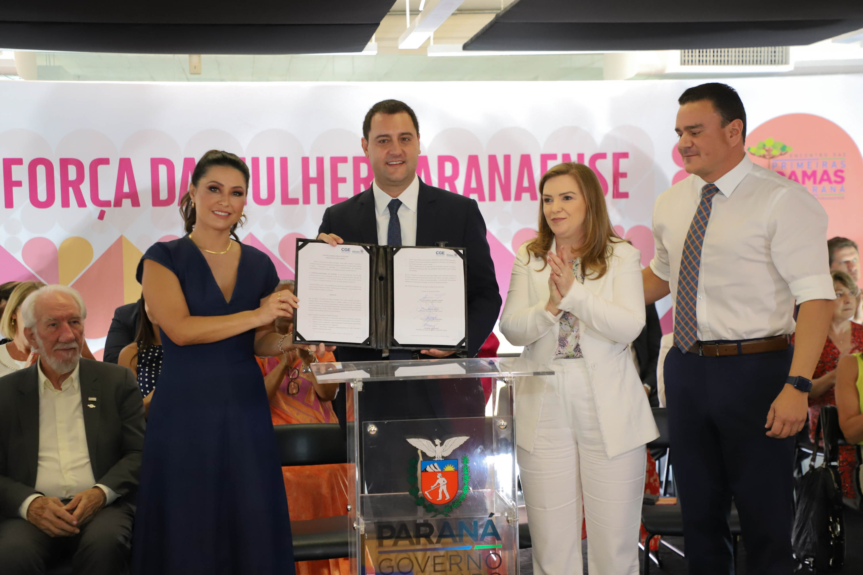 O governador Carlos Massa Ratinho Junior sancionou nesta terça-feira (21) a criação do Fundo Estadual dos Direitos da Mulher (FEDIM/PR).