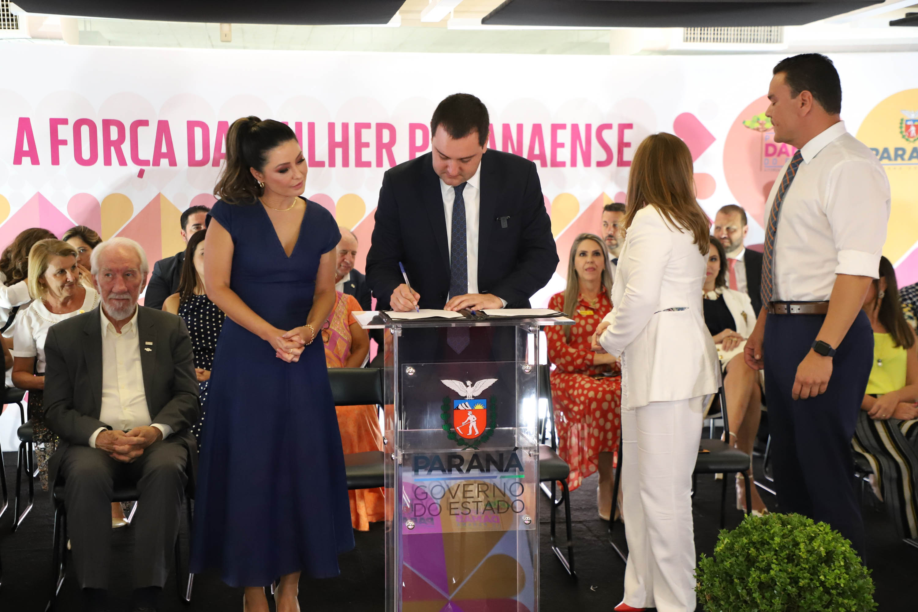 O governador Carlos Massa Ratinho Junior sancionou nesta terça-feira (21) a criação do Fundo Estadual dos Direitos da Mulher (FEDIM/PR).