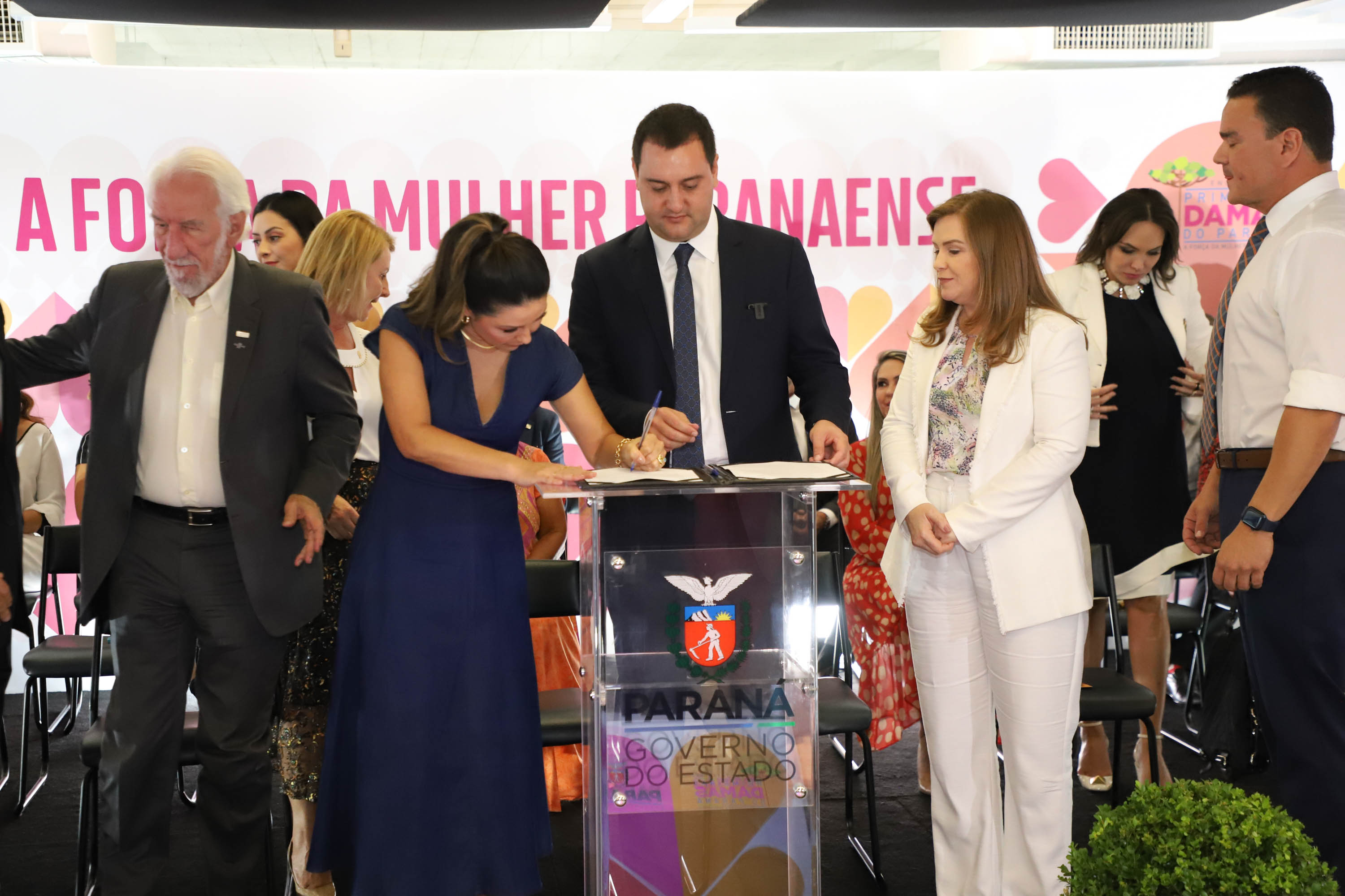 O governador Carlos Massa Ratinho Junior sancionou nesta terça-feira (21) a criação do Fundo Estadual dos Direitos da Mulher (FEDIM/PR).