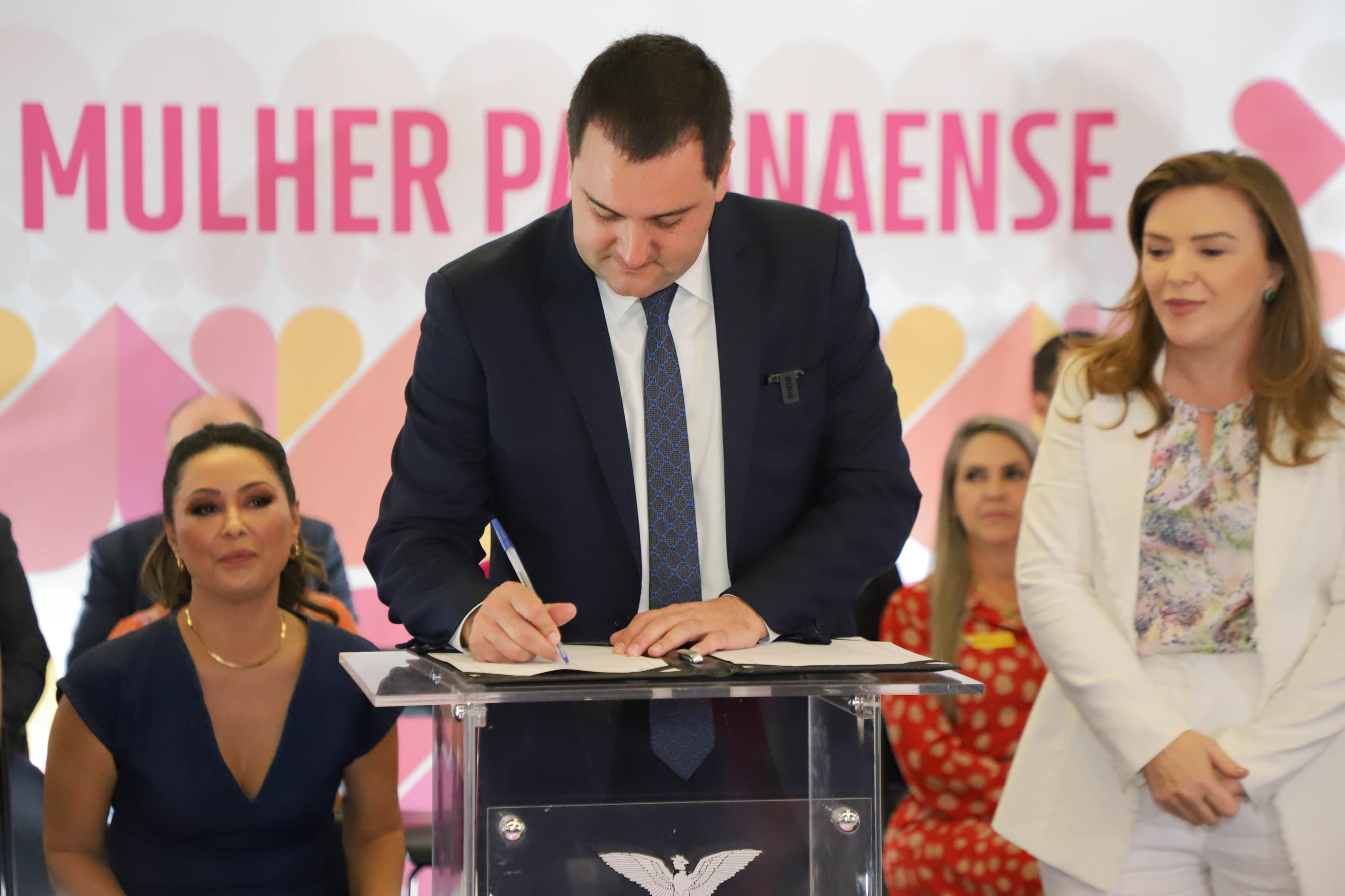 O governador Carlos Massa Ratinho Junior sancionou nesta terça-feira (21) a criação do Fundo Estadual dos Direitos da Mulher (FEDIM/PR).