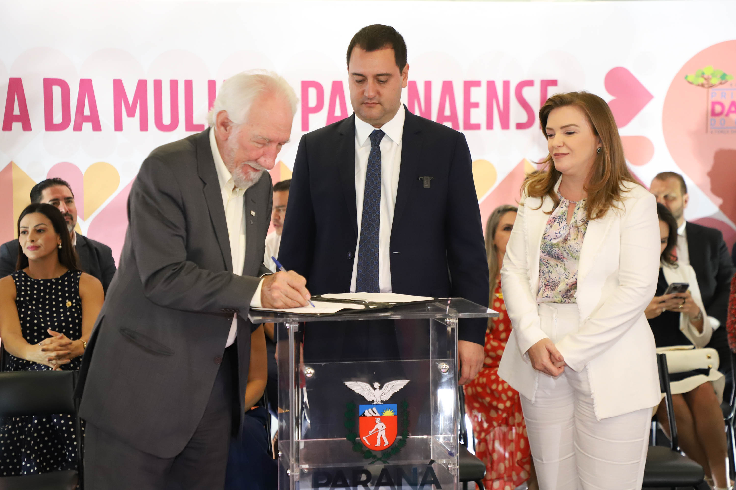 O governador Carlos Massa Ratinho Junior sancionou nesta terça-feira (21) a criação do Fundo Estadual dos Direitos da Mulher (FEDIM/PR).