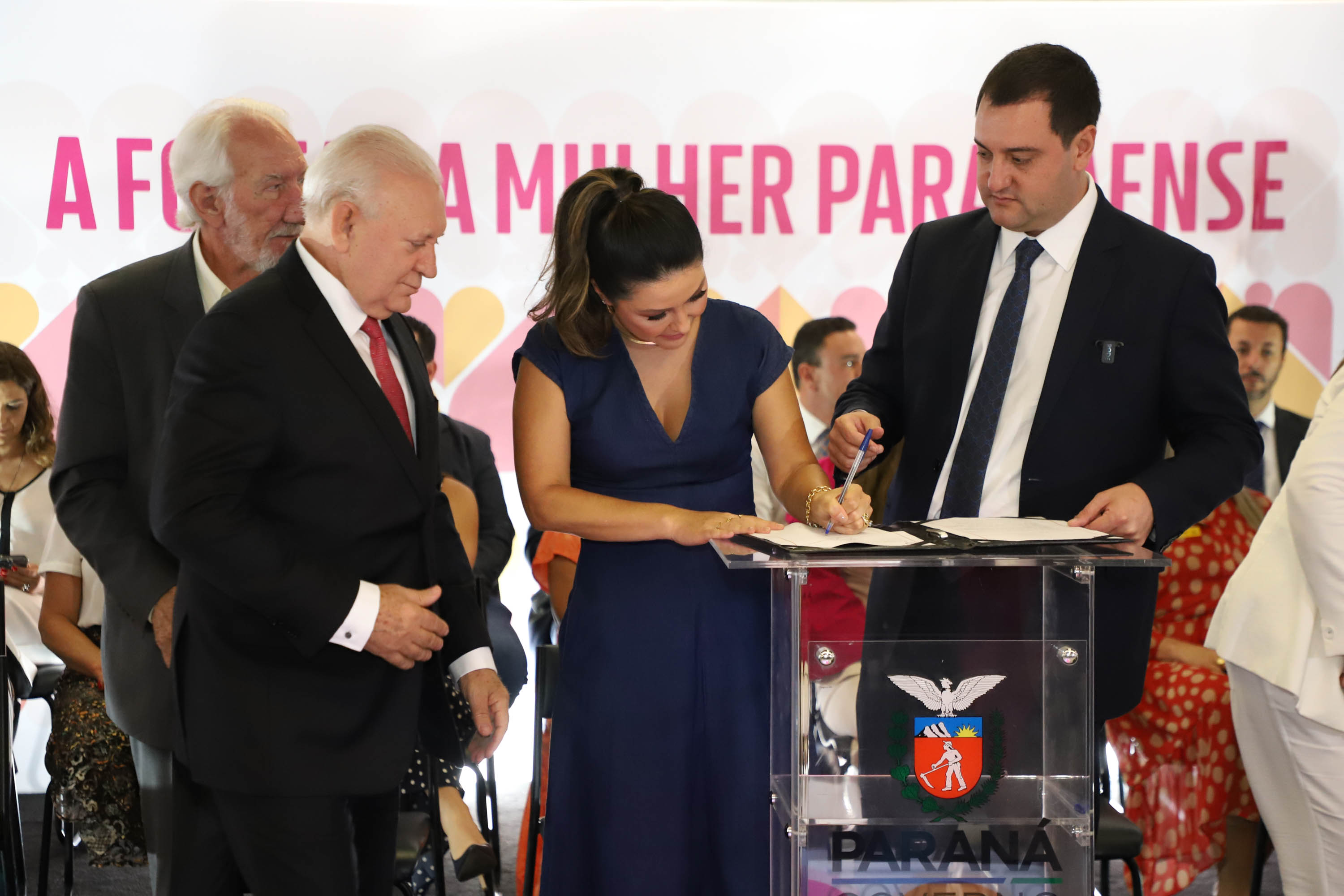 O governador Carlos Massa Ratinho Junior sancionou nesta terça-feira (21) a criação do Fundo Estadual dos Direitos da Mulher (FEDIM/PR).