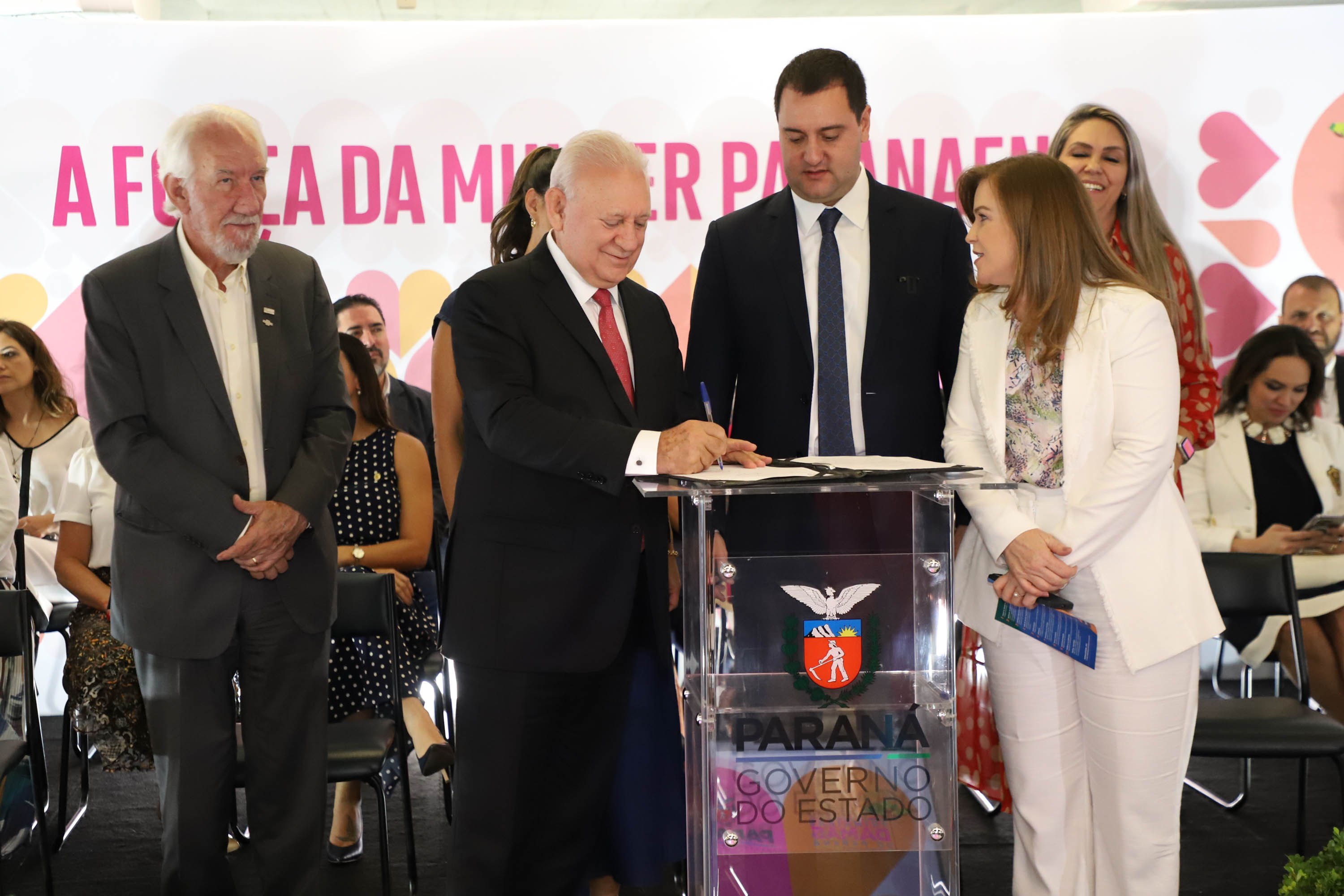 O governador Carlos Massa Ratinho Junior sancionou nesta terça-feira (21) a criação do Fundo Estadual dos Direitos da Mulher (FEDIM/PR).