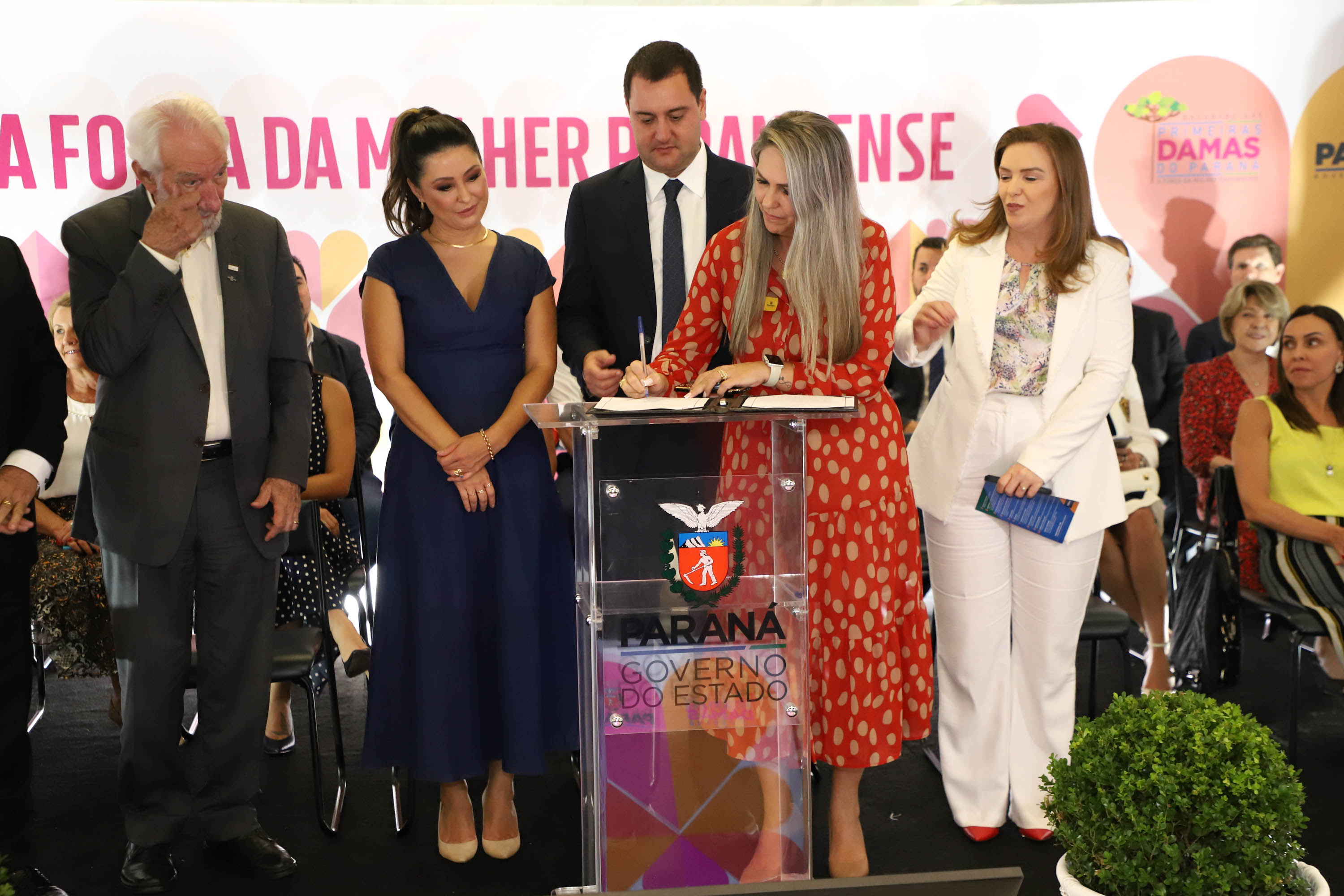 O governador Carlos Massa Ratinho Junior sancionou nesta terça-feira (21) a criação do Fundo Estadual dos Direitos da Mulher (FEDIM/PR).