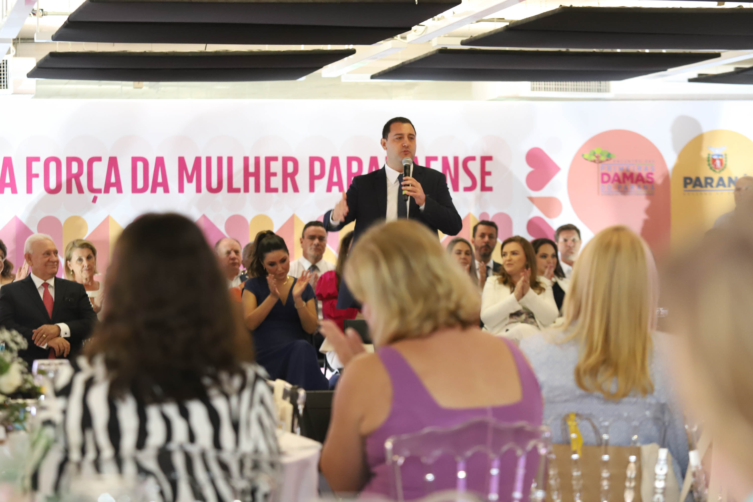 O governador Carlos Massa Ratinho Junior anunciou nesta terça-feira (21) um pacote de ações do Governo do Estado focadas na promoção da igualdade de gênero e combate à violência contra a mulher.
