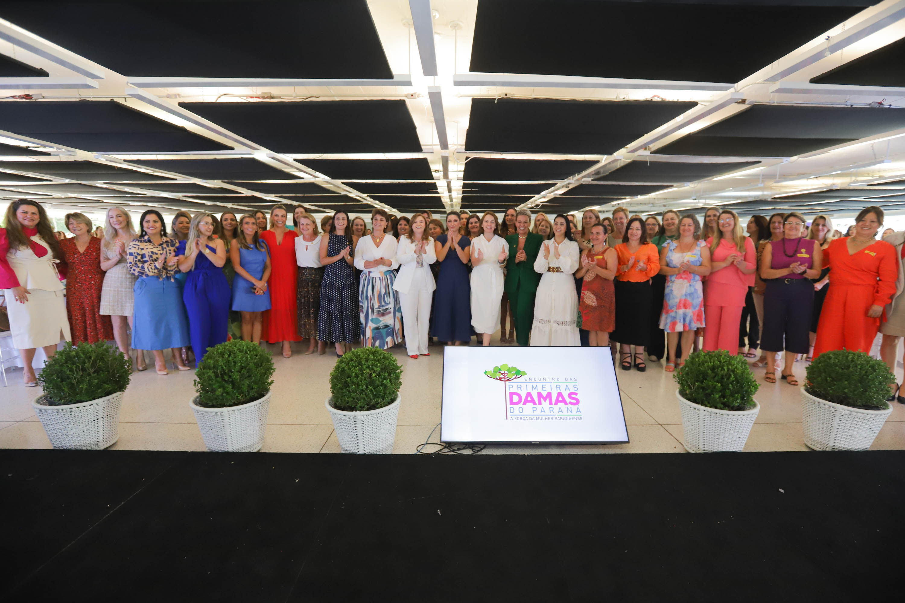 A primeira-dama do Paraná, Luciana Saito Massa, presidiu nesta terça-feira (21) o II Encontro das Primeiras-Damas do Paraná — A Força da Mulher Paranaense, no Museu Oscar Niemeyer, em Curitiba.