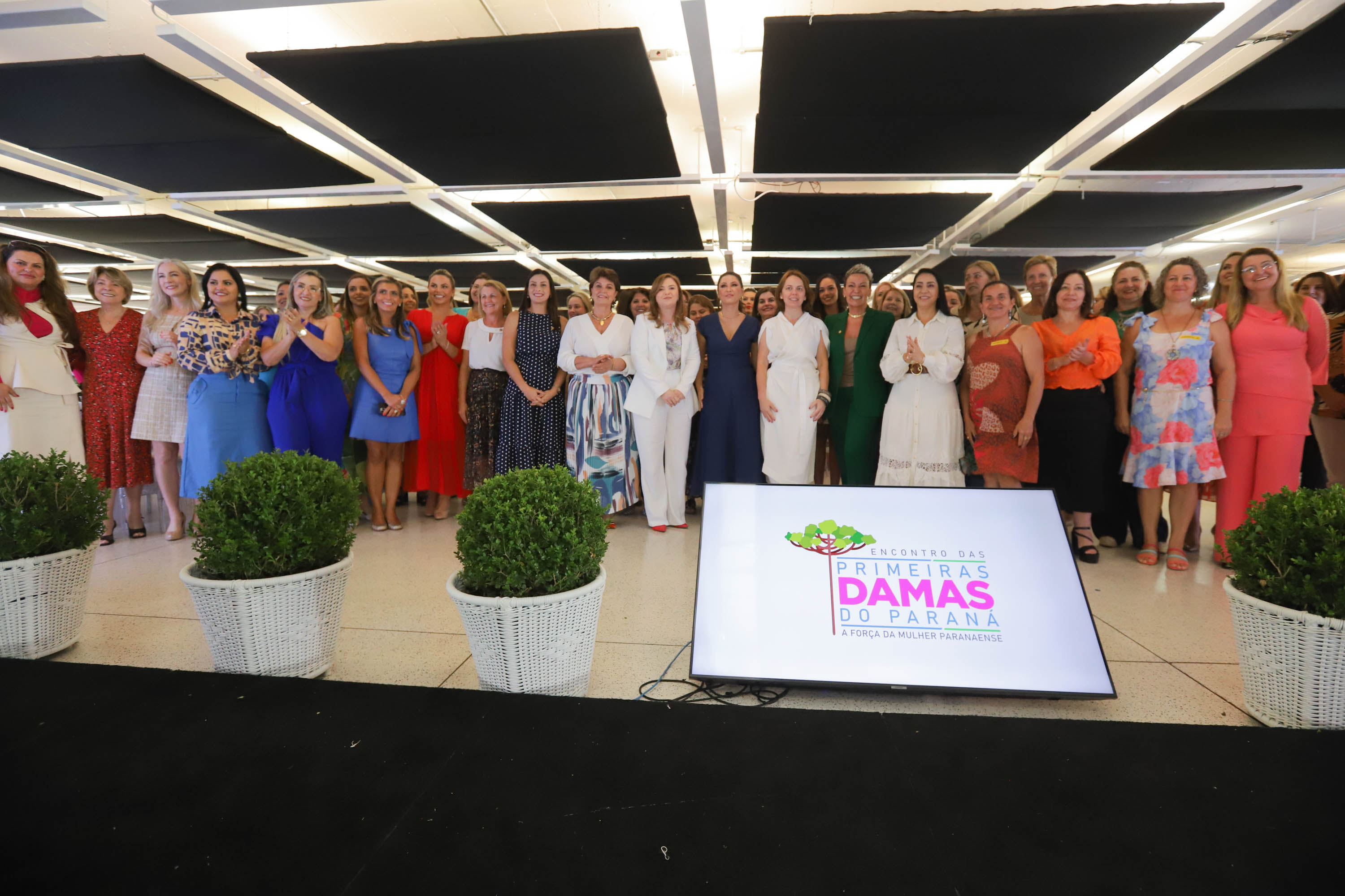 A primeira-dama do Paraná, Luciana Saito Massa, presidiu nesta terça-feira (21) o II Encontro das Primeiras-Damas do Paraná — A Força da Mulher Paranaense, no Museu Oscar Niemeyer, em Curitiba.