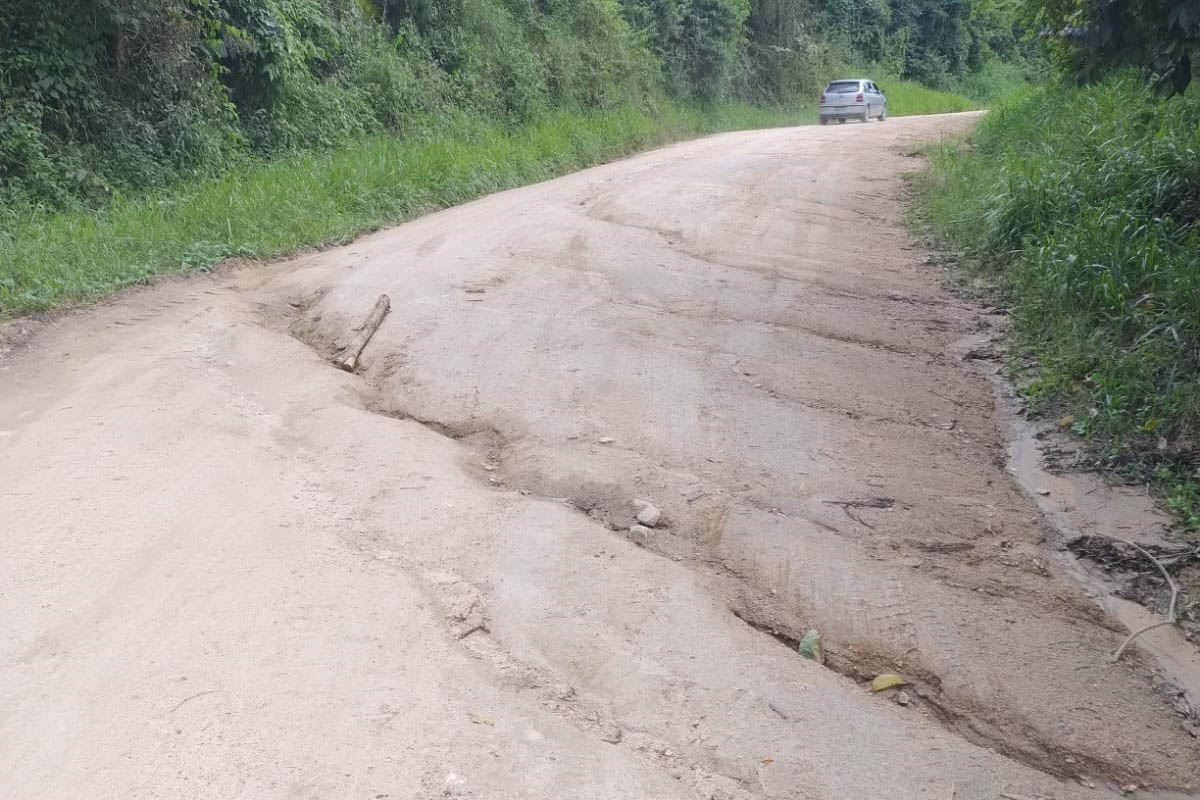 DER está com maquinário mobilizado na PR-090, em trecho atingido por queda de barreira