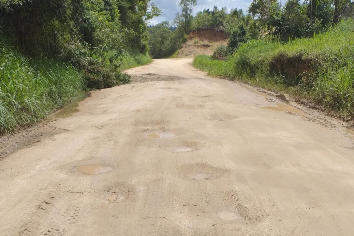 DER está com maquinário mobilizado na PR-090, em trecho atingido por queda de barreira