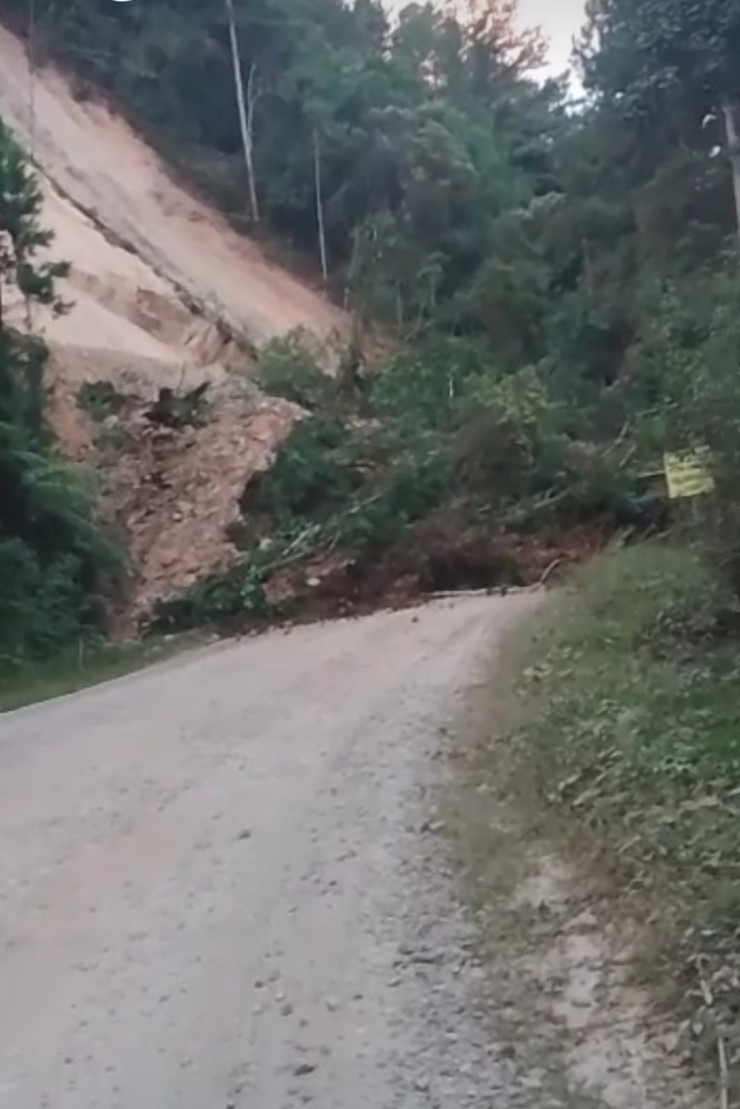 PR-092 Km 137 em Doutor Ulysses- queda de barreira