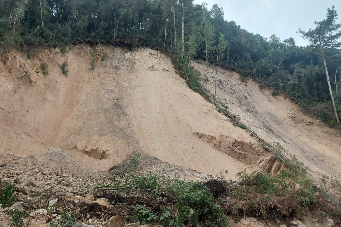 PR-092 Km 137 Doutor Ulysses - queda de barreira dia 2