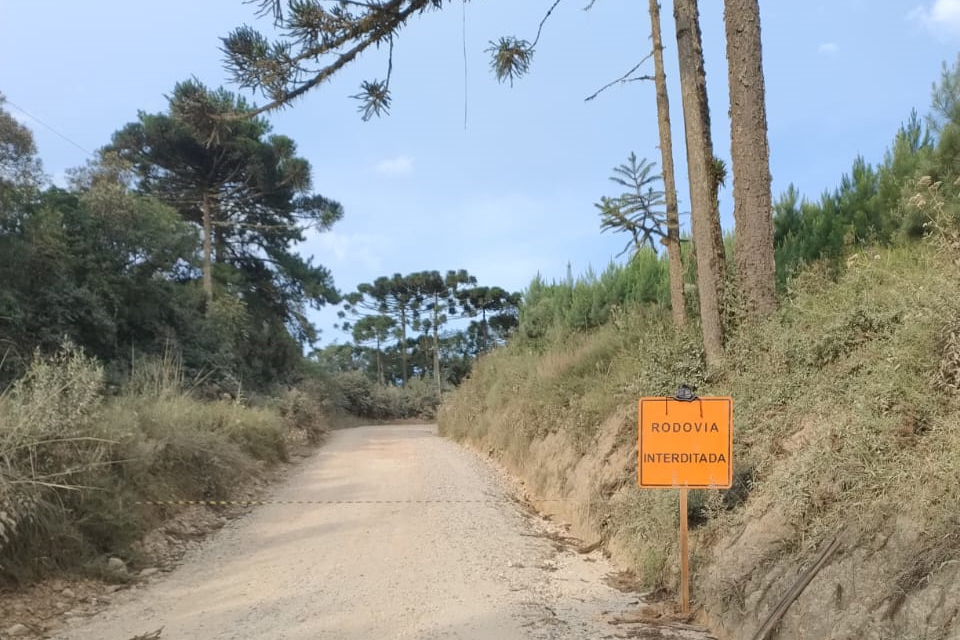 PR-092 Km 137 Doutor Ulysses - queda de barreira dia 2