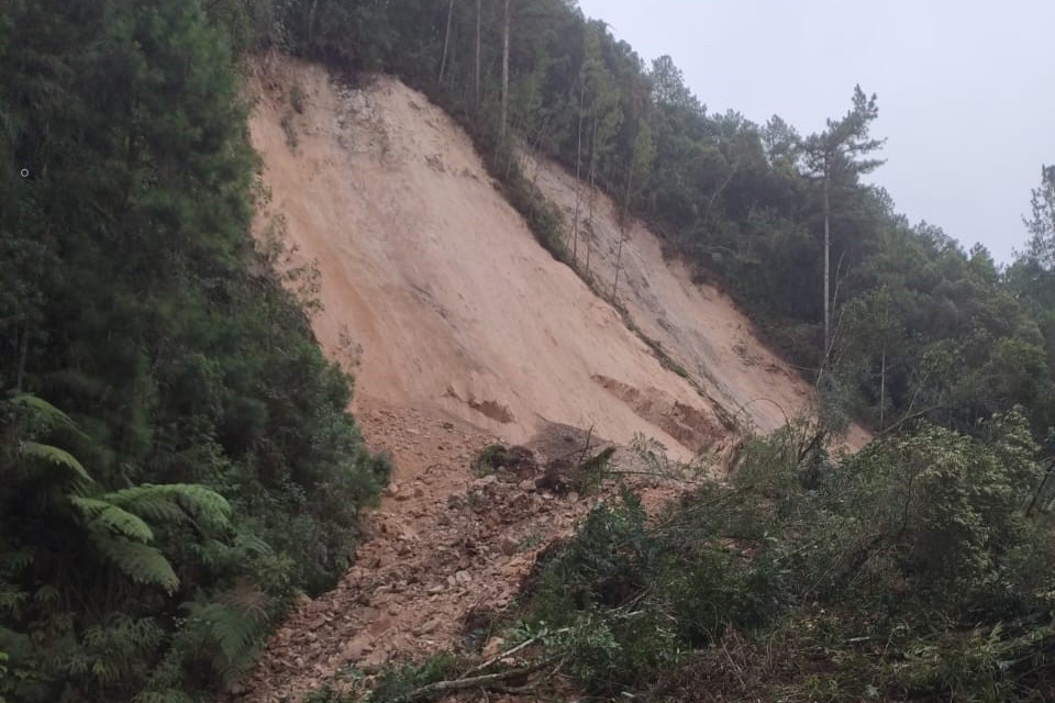 PR-092 Km 137 em Doutor Ulysses- queda de barreira