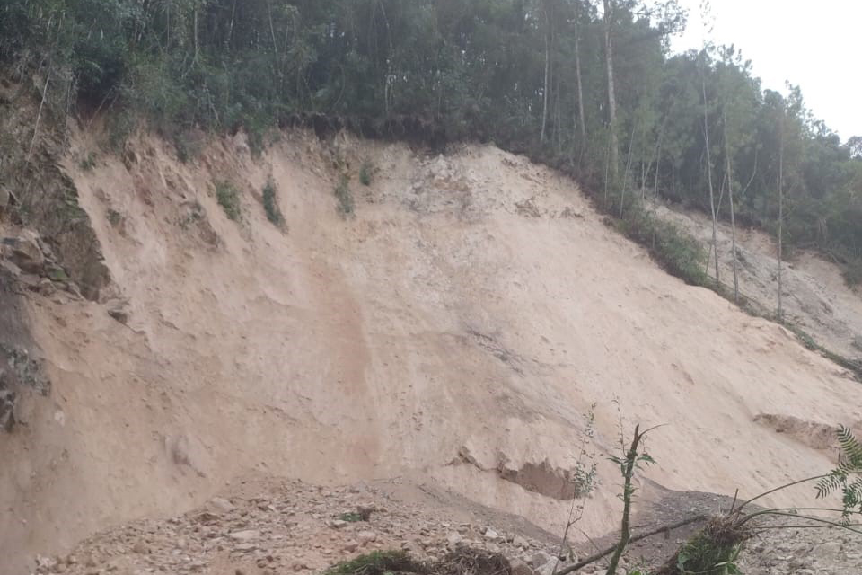 PR-092 Km 137 em Doutor Ulysses- queda de barreira